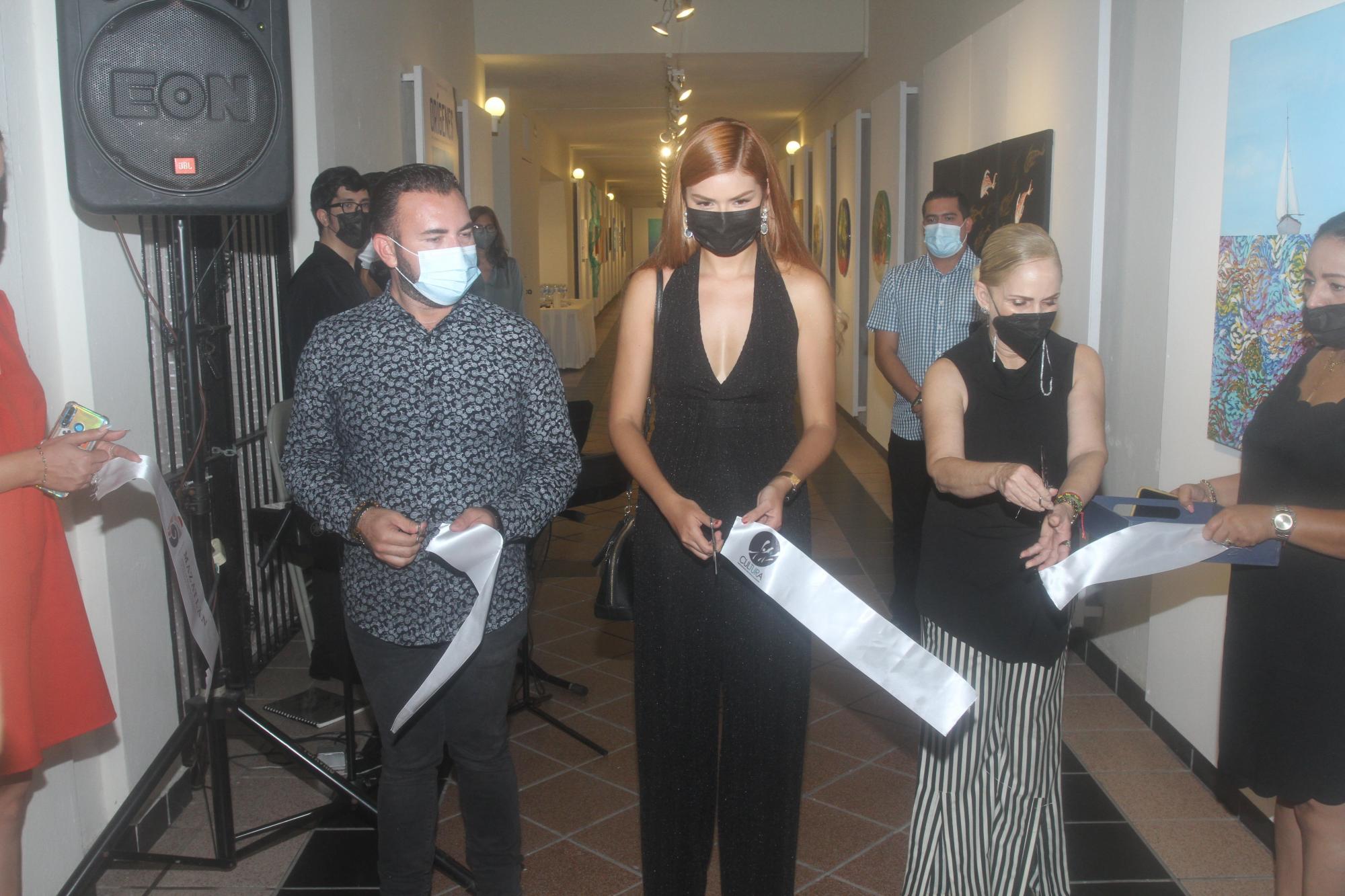 $!Andrea Michel Chicuate Morales en compañía de José Ángel Tostado Quevedo y Zoila Fernández, en el corte del listón inaugural.