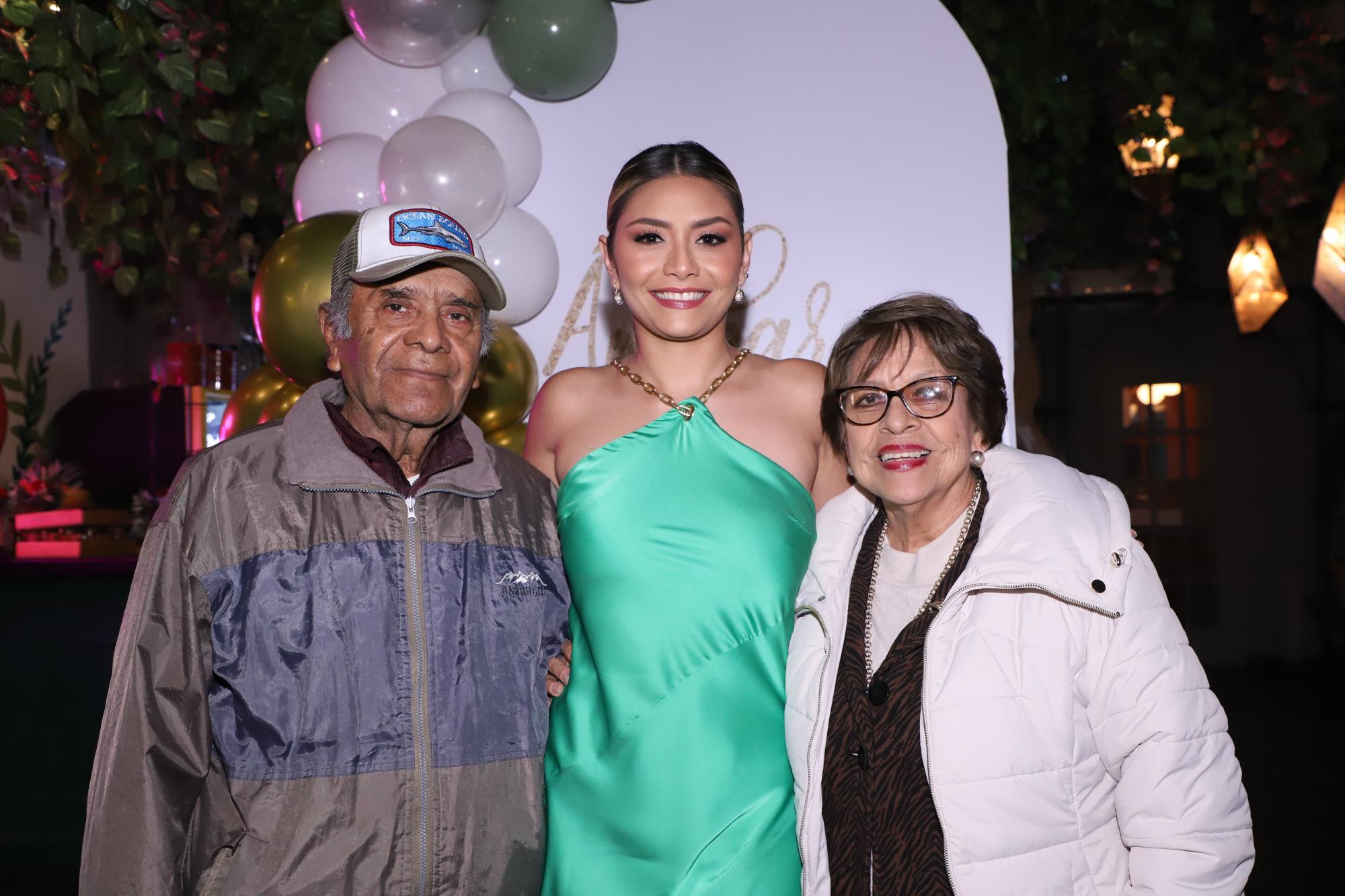 $!La futura novia entre sus abuelitos, Isabel de Chicuate y Cosme Amadeo Chicuate Gutiérrez.