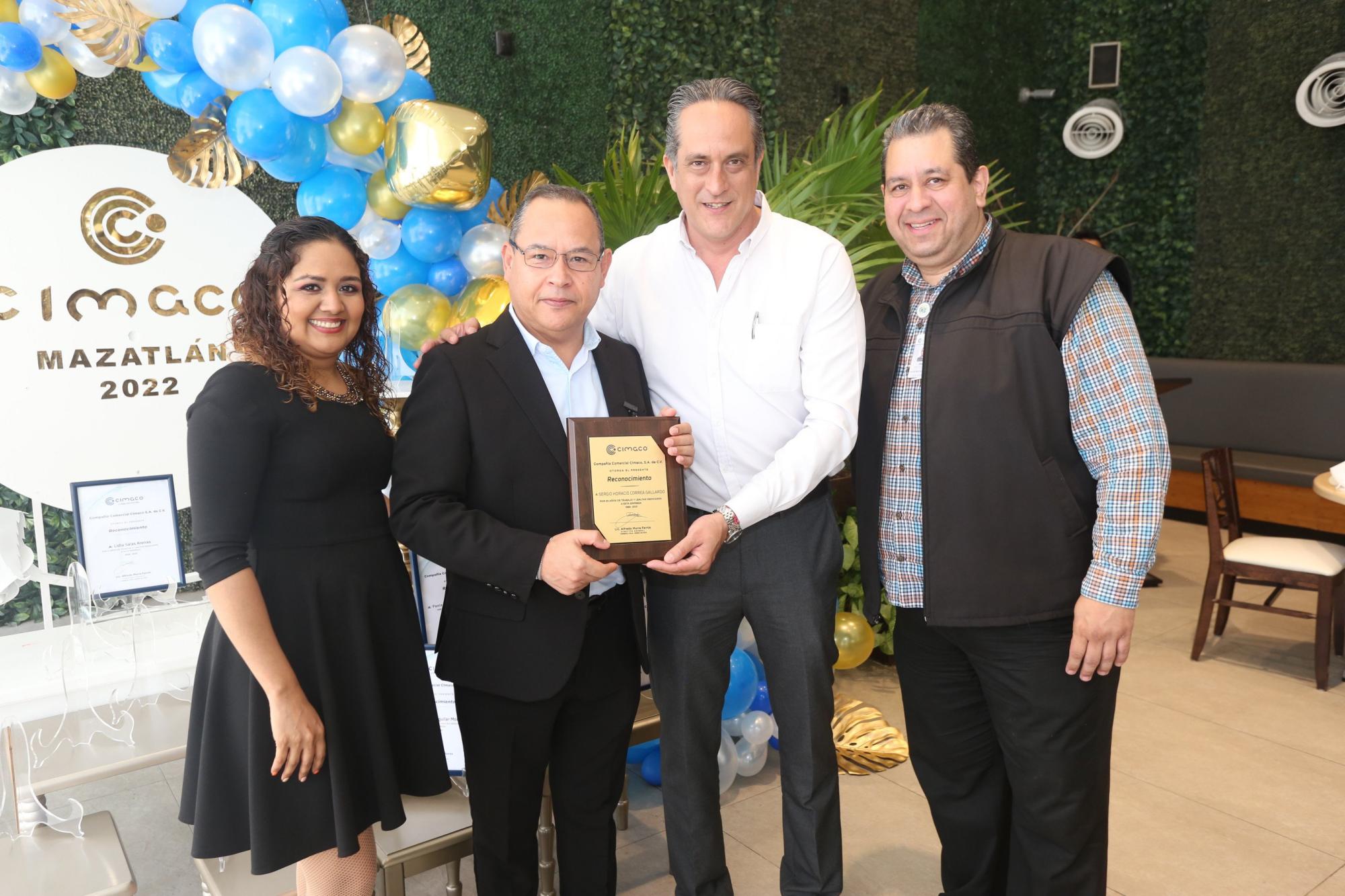 $!Sergio Horacio Correa Gallardo, gerente de la tienda, recibió su distinción por 35 años de trayectoria.