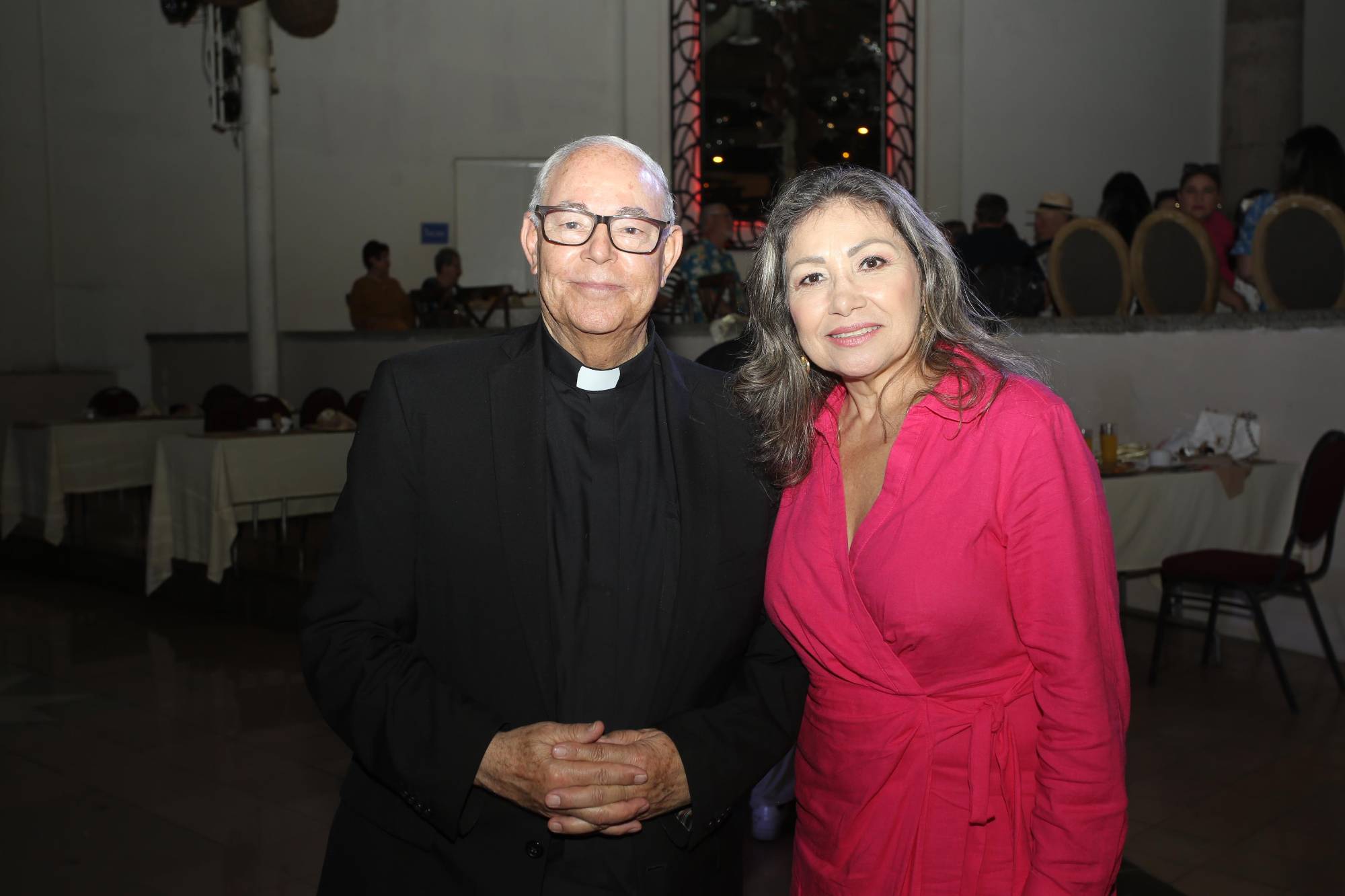 $!El Padre Horario Hernández de la Torre con Kenia Bustamante de Álvarez.