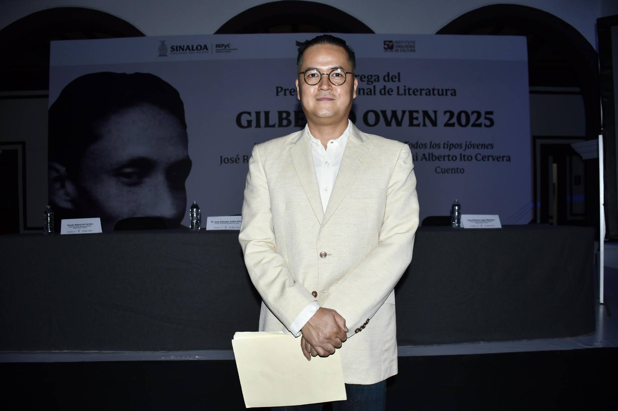 $!Kasuki Alberto Ito Cervera, con su obra titulada Todos los tipos jóvenes.