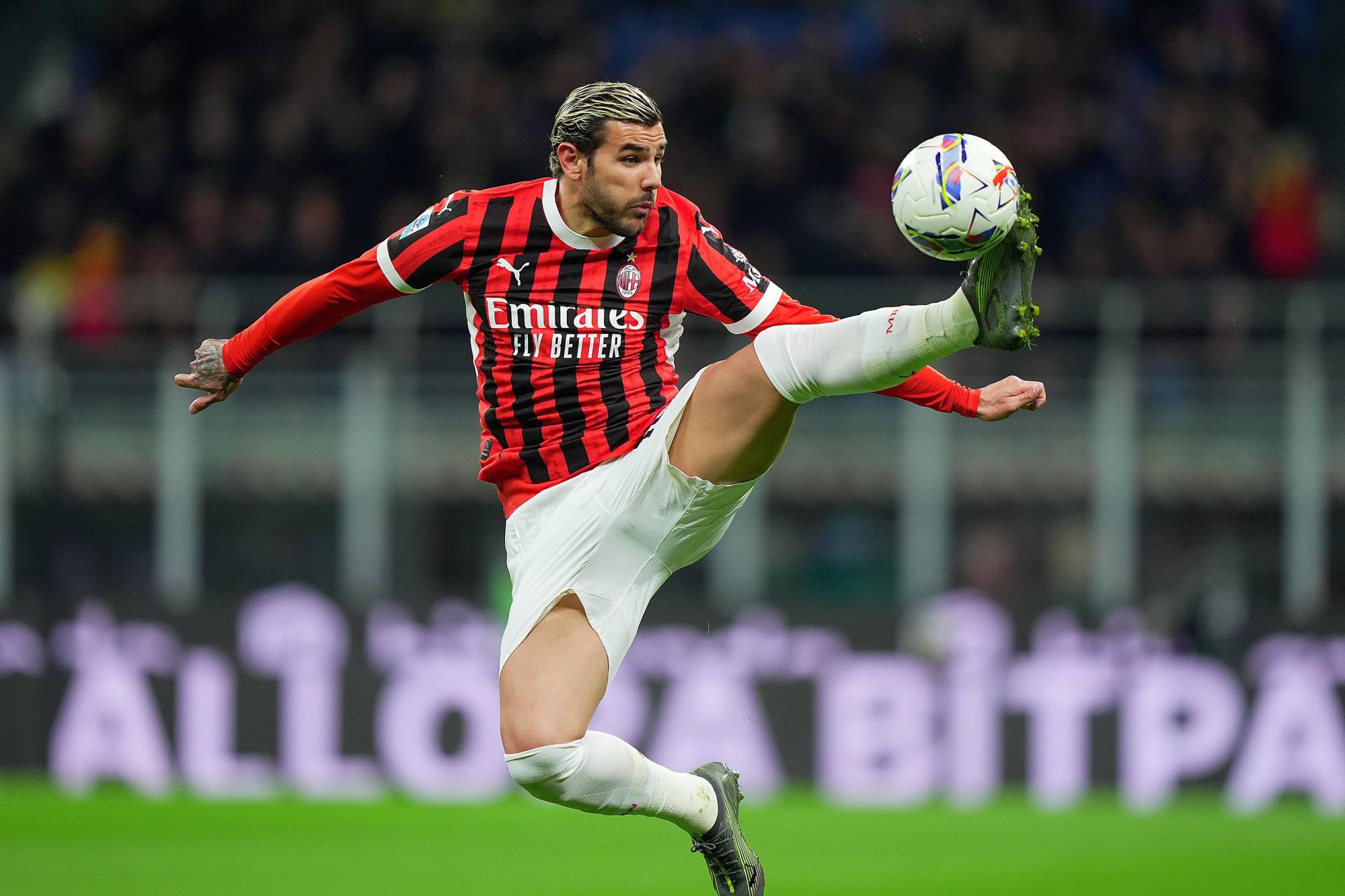 $!El mexicano Santiago Giménez rescata al Milan antes de la final de Copa