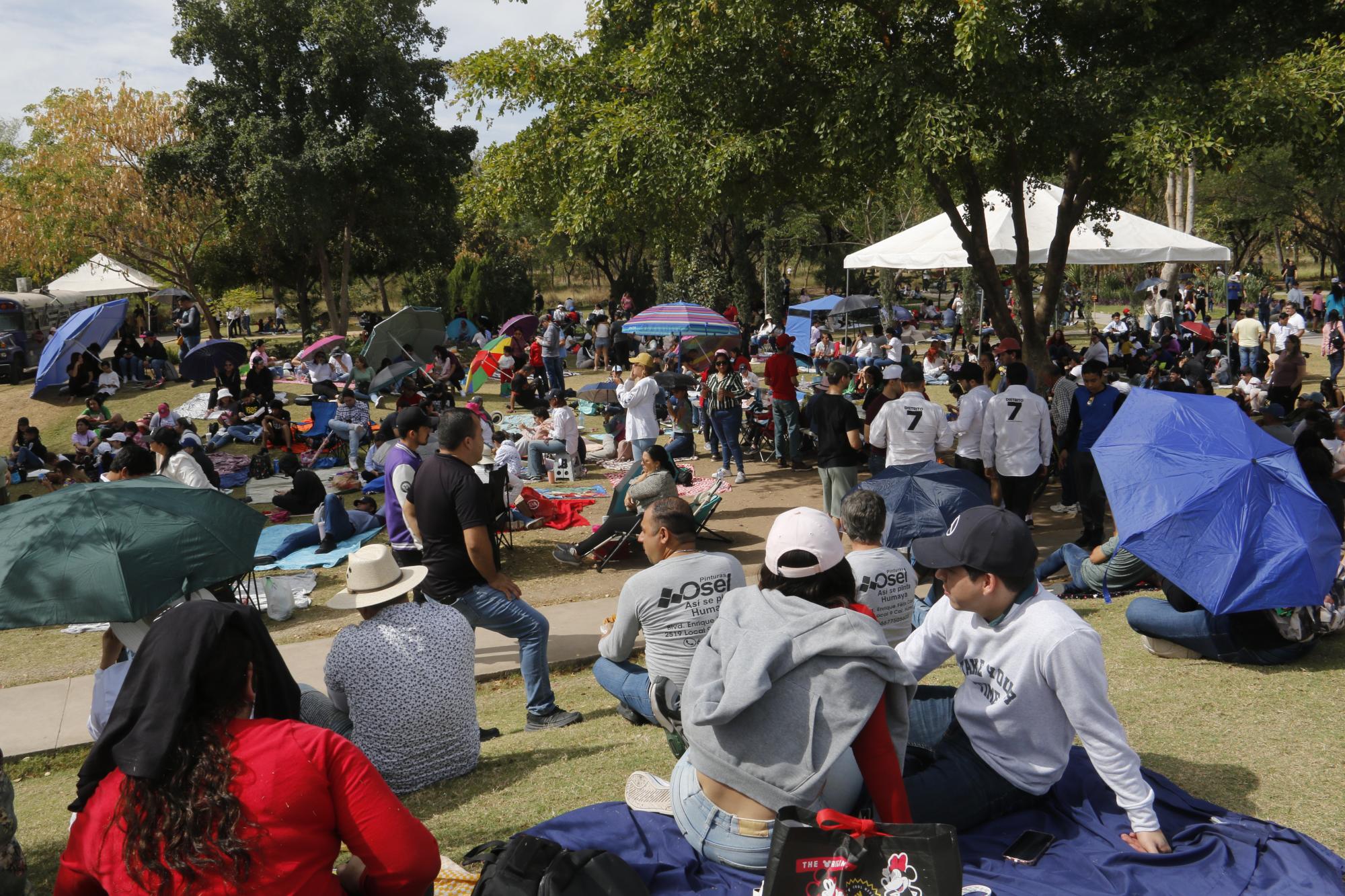 $!Miles de personas se reunieron en el Jardín Evolutivo del Centro de Ciencias, para observar el Eclipse.