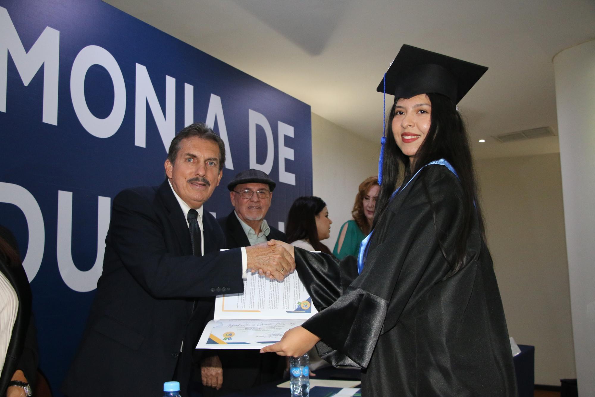 $!Ingrid Atenas Uriarte Bermúdez recibiendo su diploma de egresada de la maestría en inteligencia emocional.