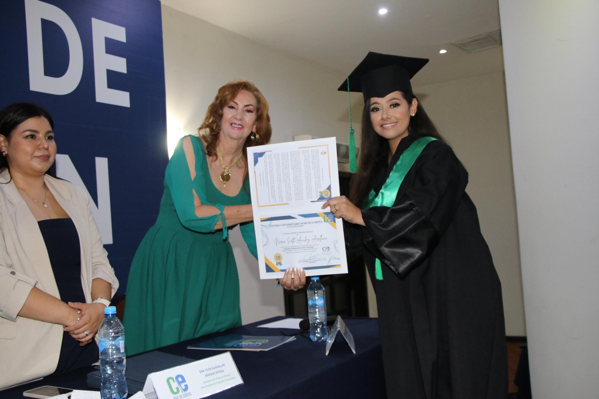 $!Nuria Iveth Avilez Arellano recibe su diploma de egresada del doctorado en desarrollo humano y educación.