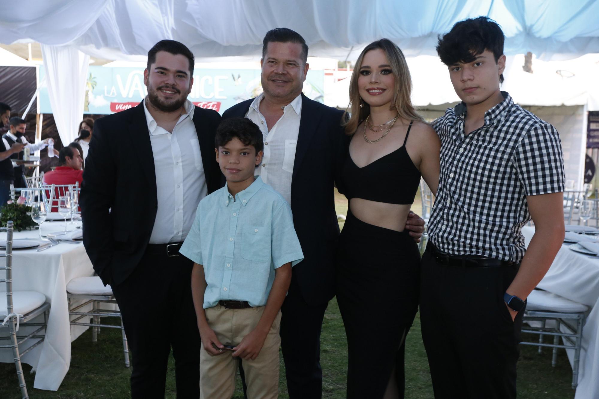 $!Óscar Julián Tirado Villanueva, de la Puntilla, quien recibió el premio como Empresario Restaurantero del Año 2021, aquí entre sus hijos, Óscar, Max, Arantza y Julián Tirado.