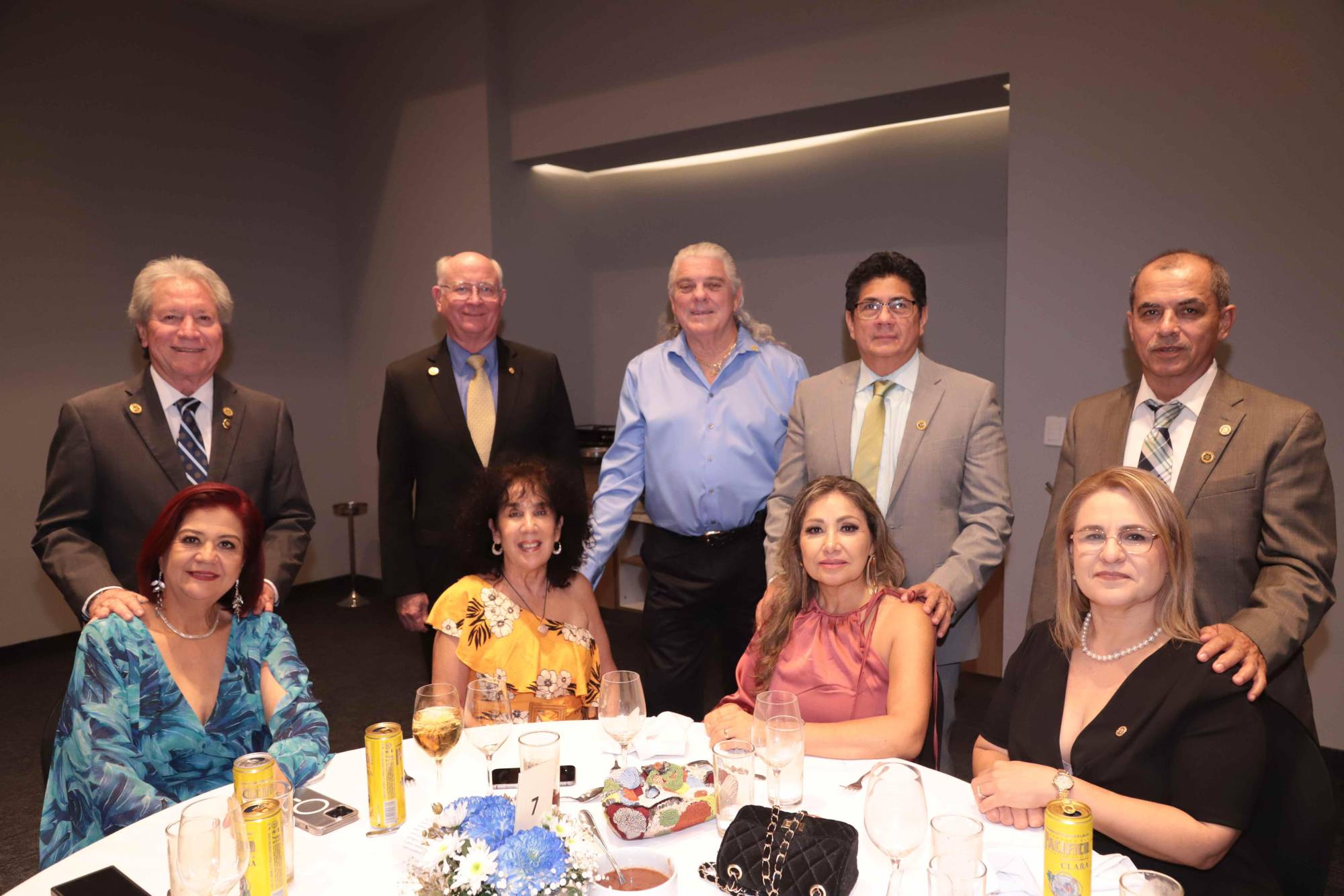 $!Juan Llausás, Arthur Wohlers, Michael Cristhian, Florencio Álvarez y Adolfo González, Laura Peniche de Llausás, Lidia Cristhian, Kenya de Álvarez y María de la Luz de González.