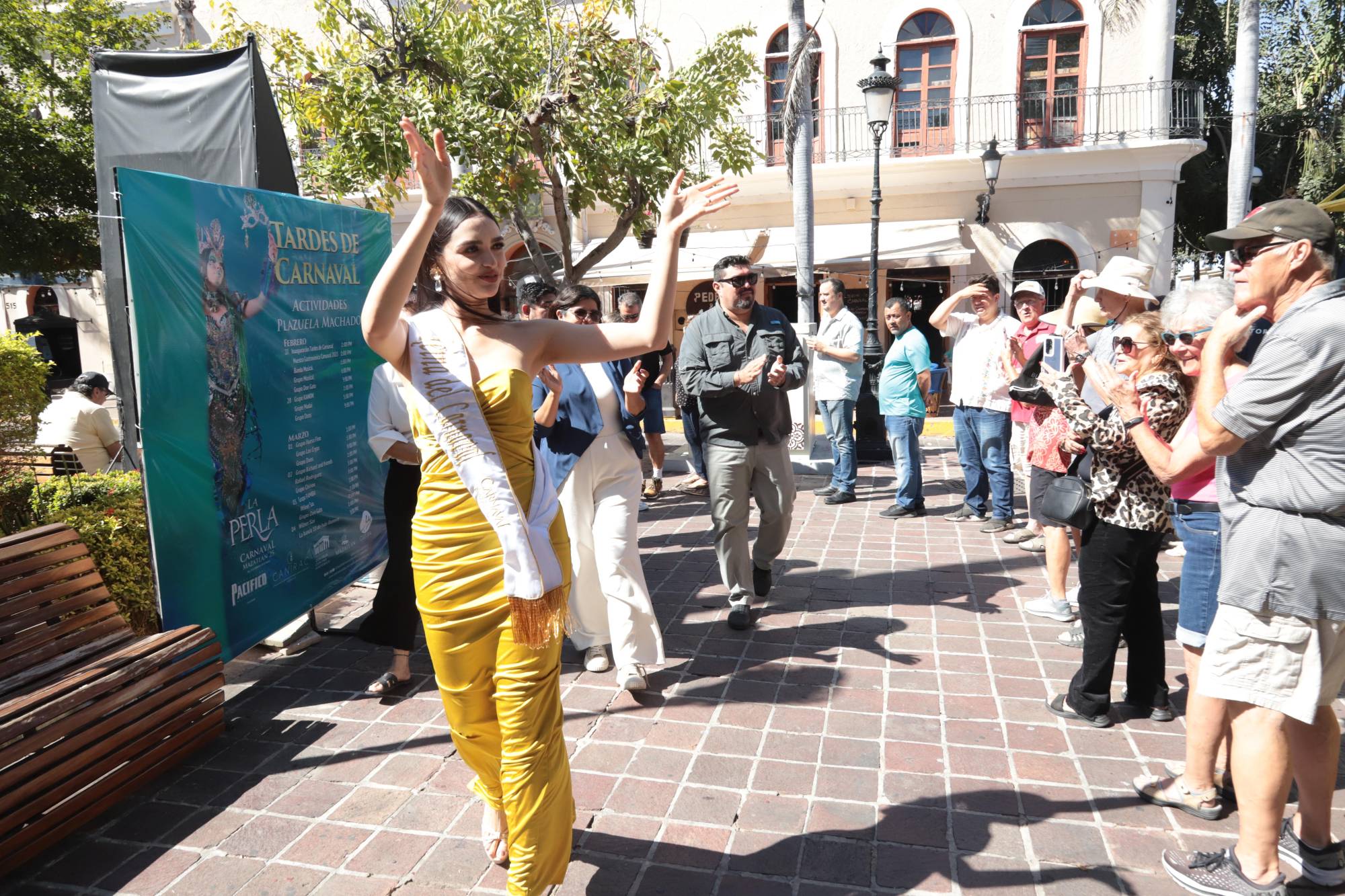 $!Lucero Lizárraga, Reina del Carnaval de Mazatlán 2025, saluda a los asistentes.