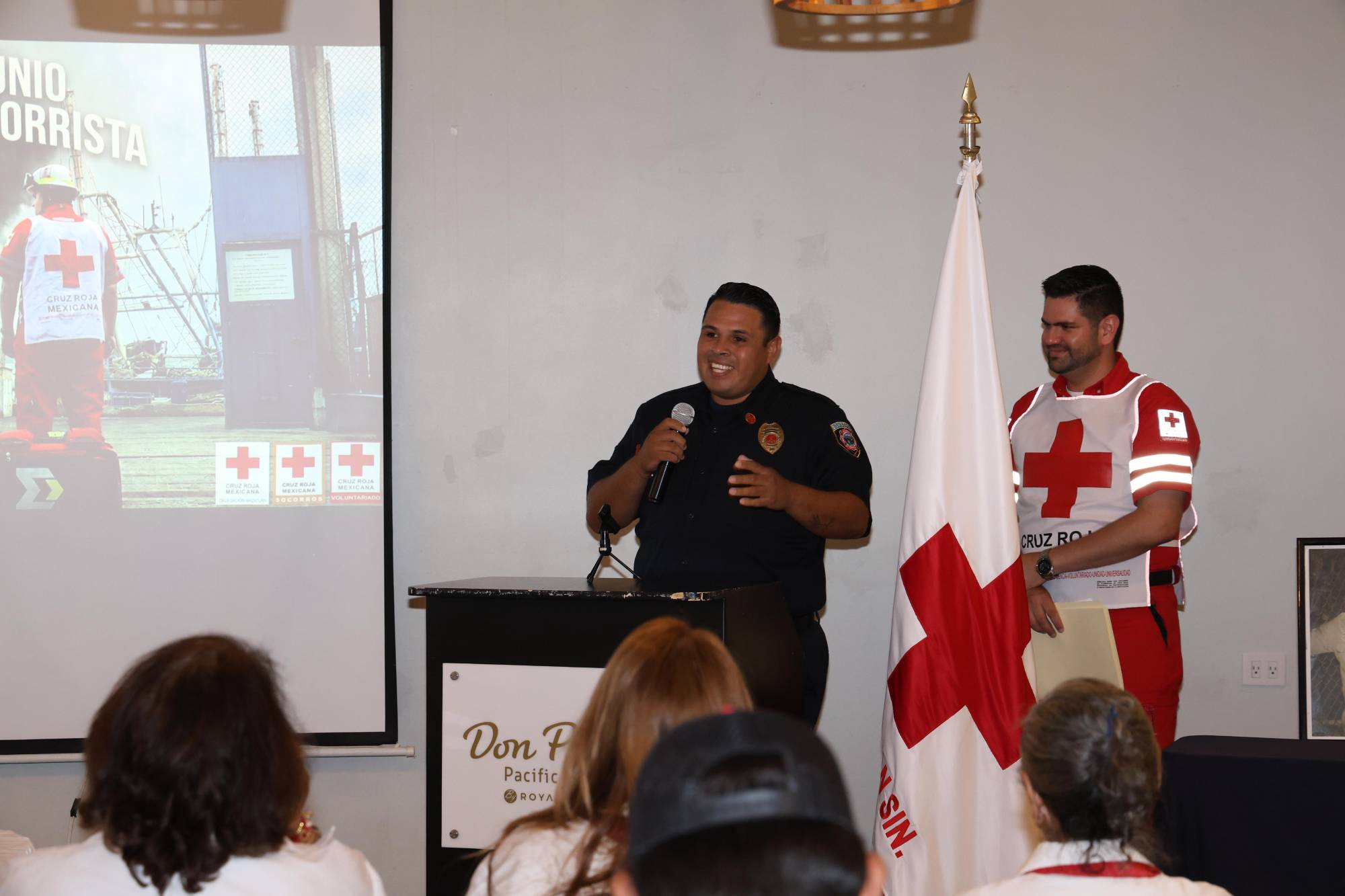 $!Víctor Páez también expresó unas palabras de felicitaciones a los jóvenes voluntarios.