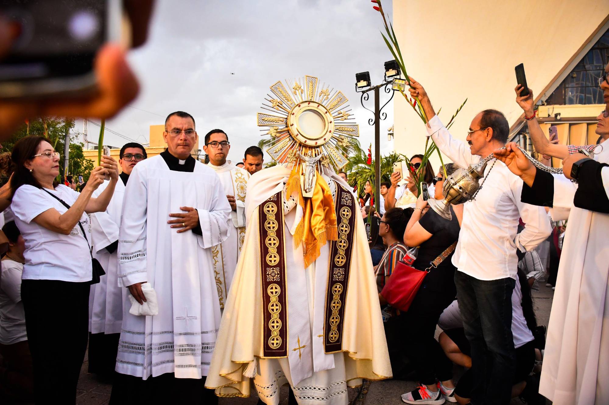 $!Respondamos con esperanza, unidad y fe: Obispo hace un llamado a recobrar la paz y unidad en Culiacán