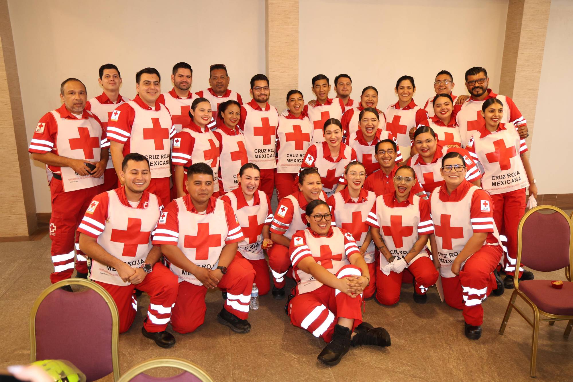 $!Los voluntarios de Cruz Roja delegación Mazatlán, se toman la fotografía del recuerdo.