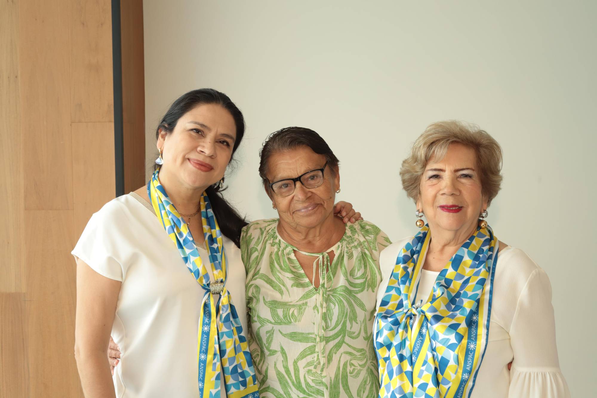 $!Catalina Morales entre Guillermina García y Lucy Calleros de Soto.