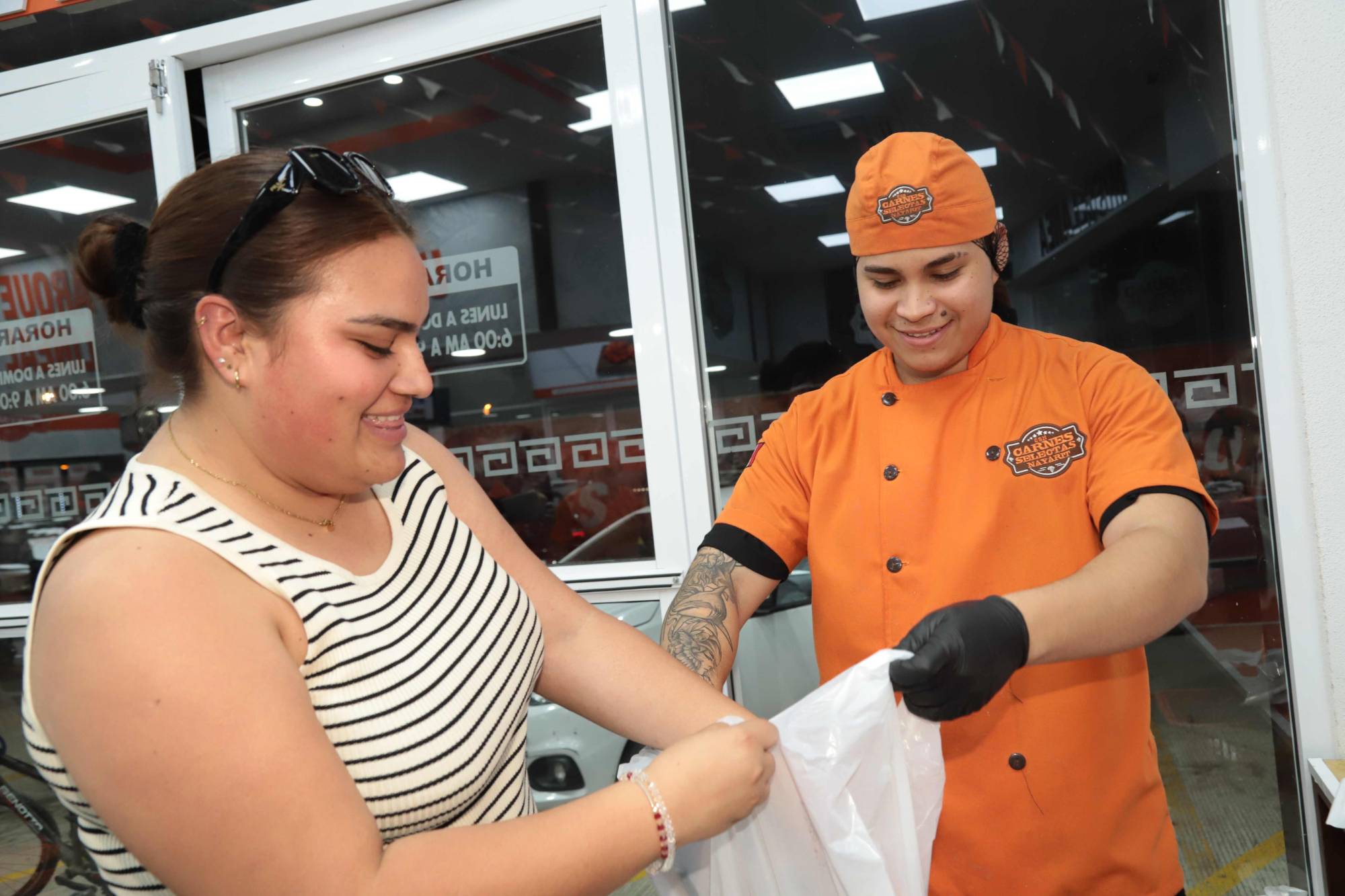$!Luz Helena Rangel recibe su compra realizada esa tarde de manos de Carlos Antonio Quintero..