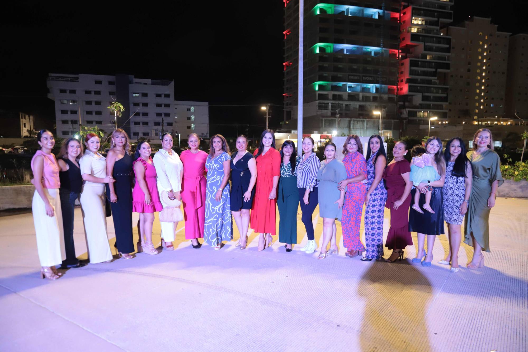$!Integrantes del Comité de Mujeres Empresarias de la Canaco se tomaron la fotografía.