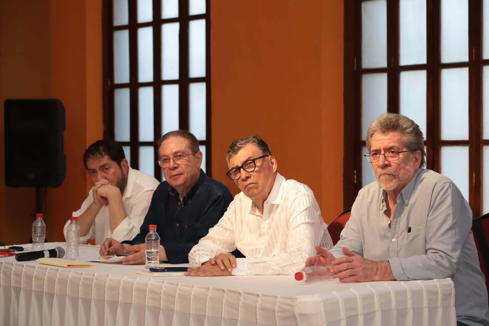 $!Los panelista escuchan con atención las reflexiones que realizaron algunas personas del público.