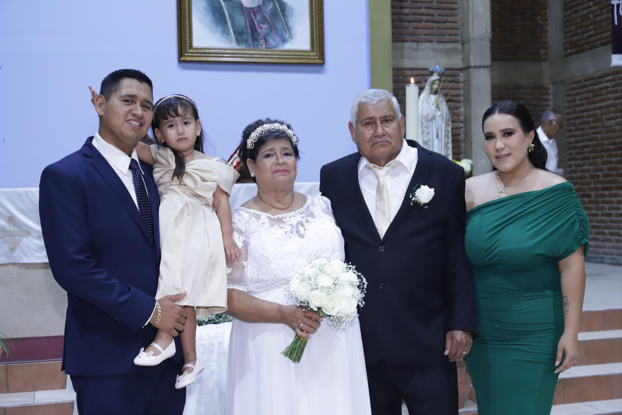 $!La pareja junto a su hijo Daniel Guzmán; su nieta, Ana Paula y su nuera, Alejandra Mellado.