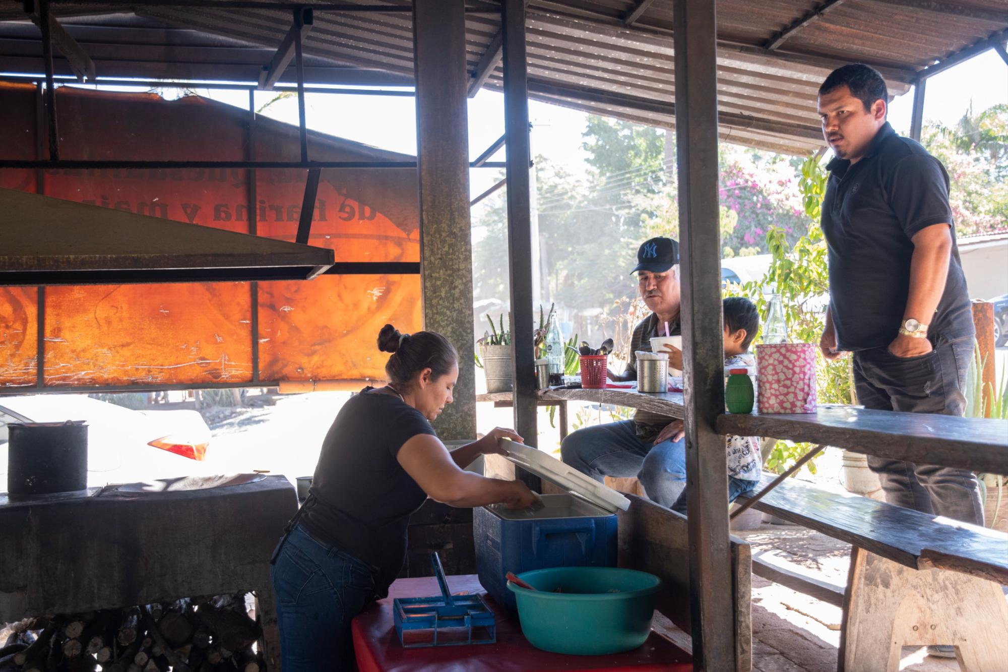$!Habitantes de Carboneras reciben créditos del programa Mujeres Emprendedoras por el Bienestar