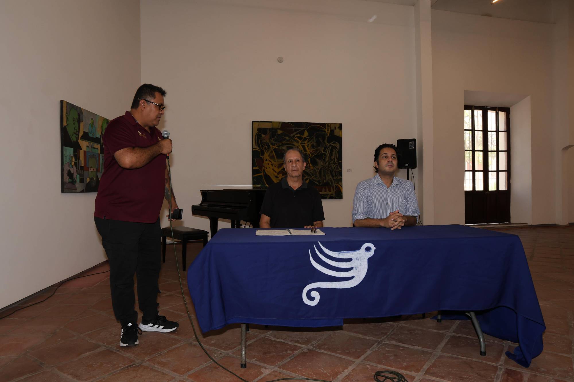 $!Alberto Soto, coordinador del Museo de Arte de Mazatlán, presentó a los músicos Orlando Idrovo y José Miguel Rivera, quienes protagonizarán el recital de música de cámara que se realizará este sábado en la Galería Roberto Pérez Rubio.