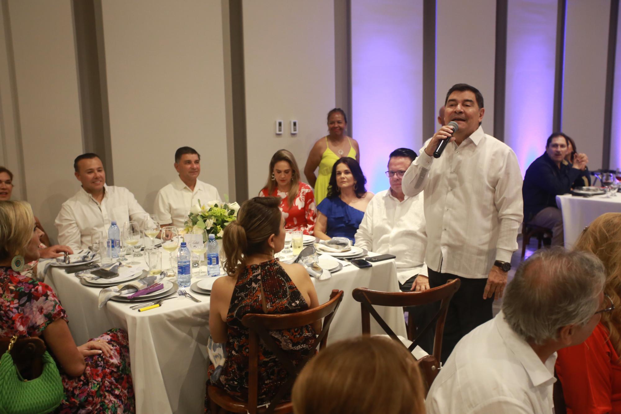 $!En la cena de gala, el empresario mazatleco Javier Lizárraga Mercado agradece que promuevan a Mazatlán como destino turístico.