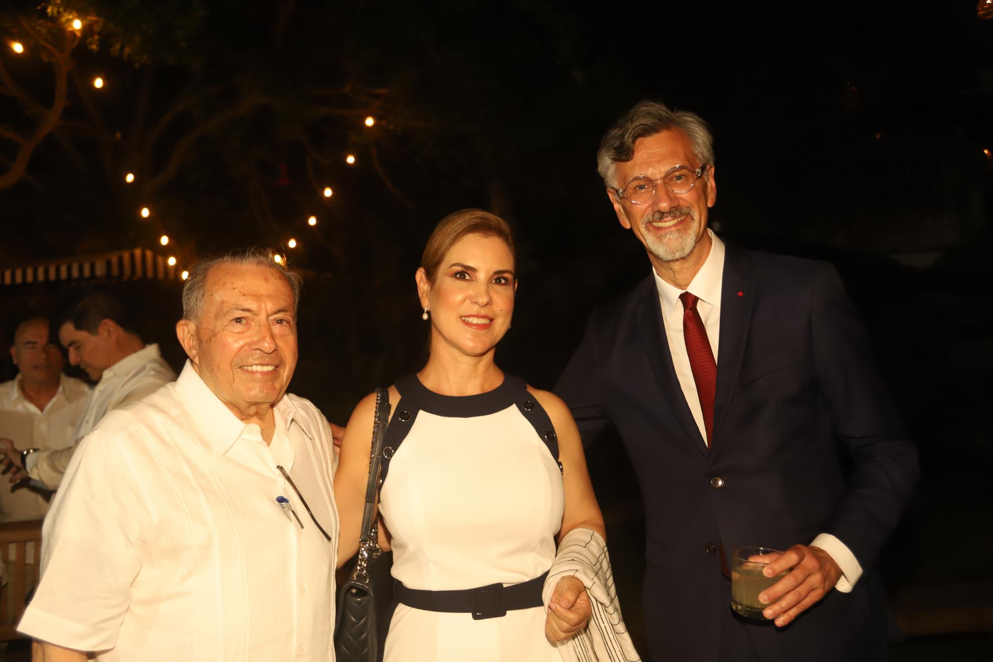 $!Leovy Carranza y Cristina Velarde con el Embajador.