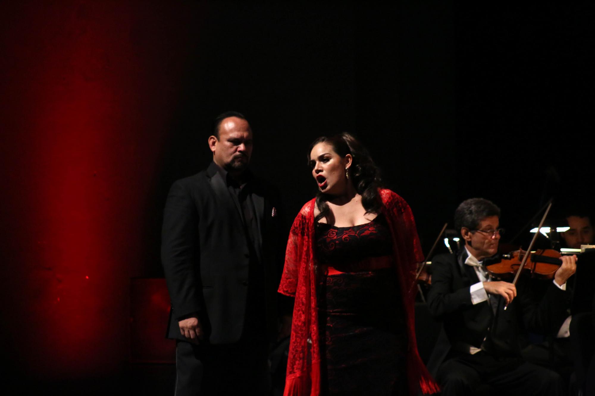 $!El tenor José Manuel Chu y la mezzosoprano Oralia Castro dieron vida a ‘Don José’ y ‘Carmen’.