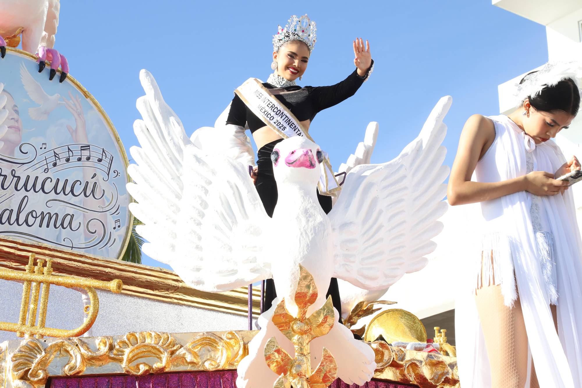 $!Carolina Ruelas, Miss Intercontinental México y quien fuera Reina del Carnaval 2024, en el carro alegórico patrocinado por Grupo Noroeste.