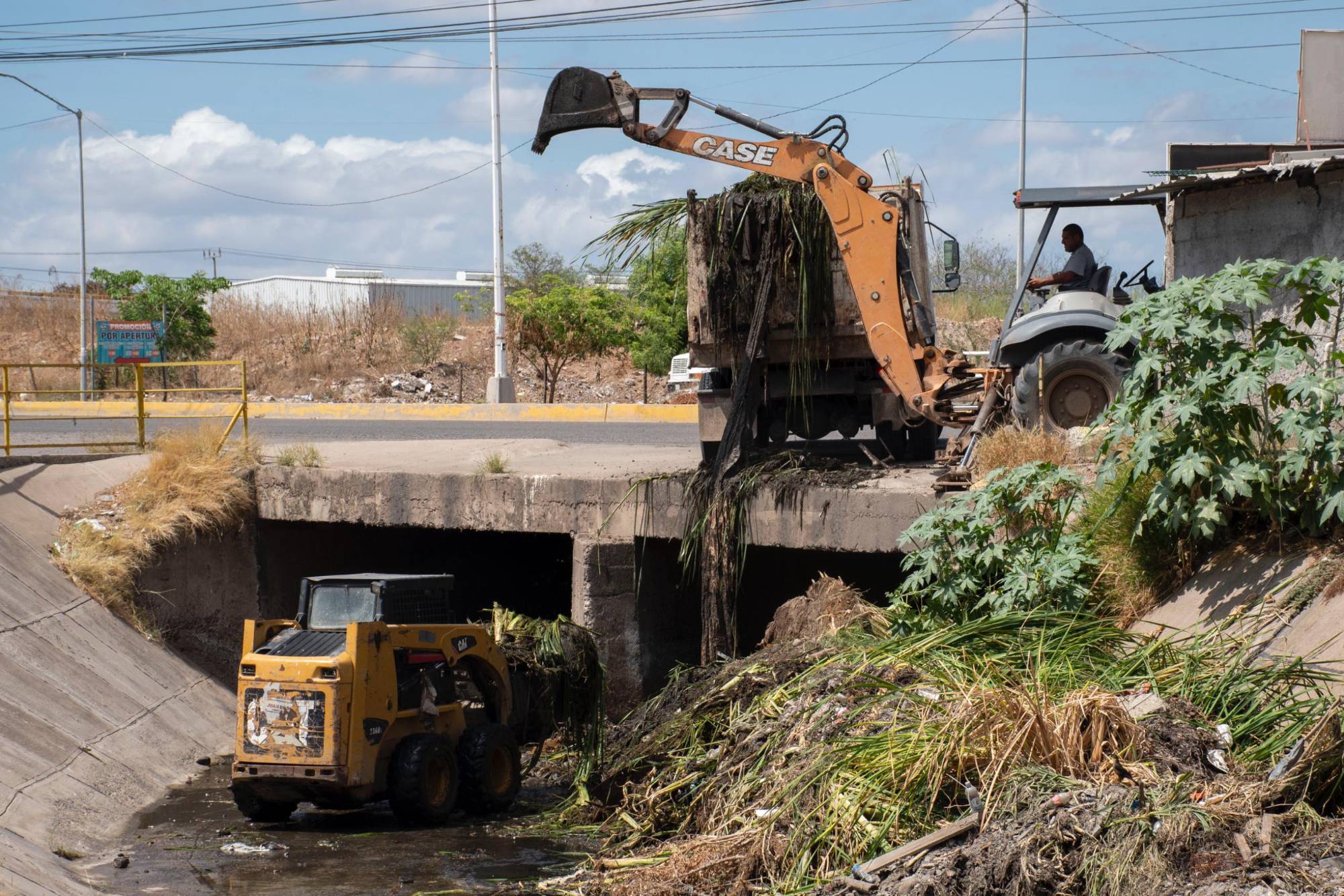 $!Realiza Ayuntamiento de Culiacán labores de limpieza en canales ante temporada de lluvias
