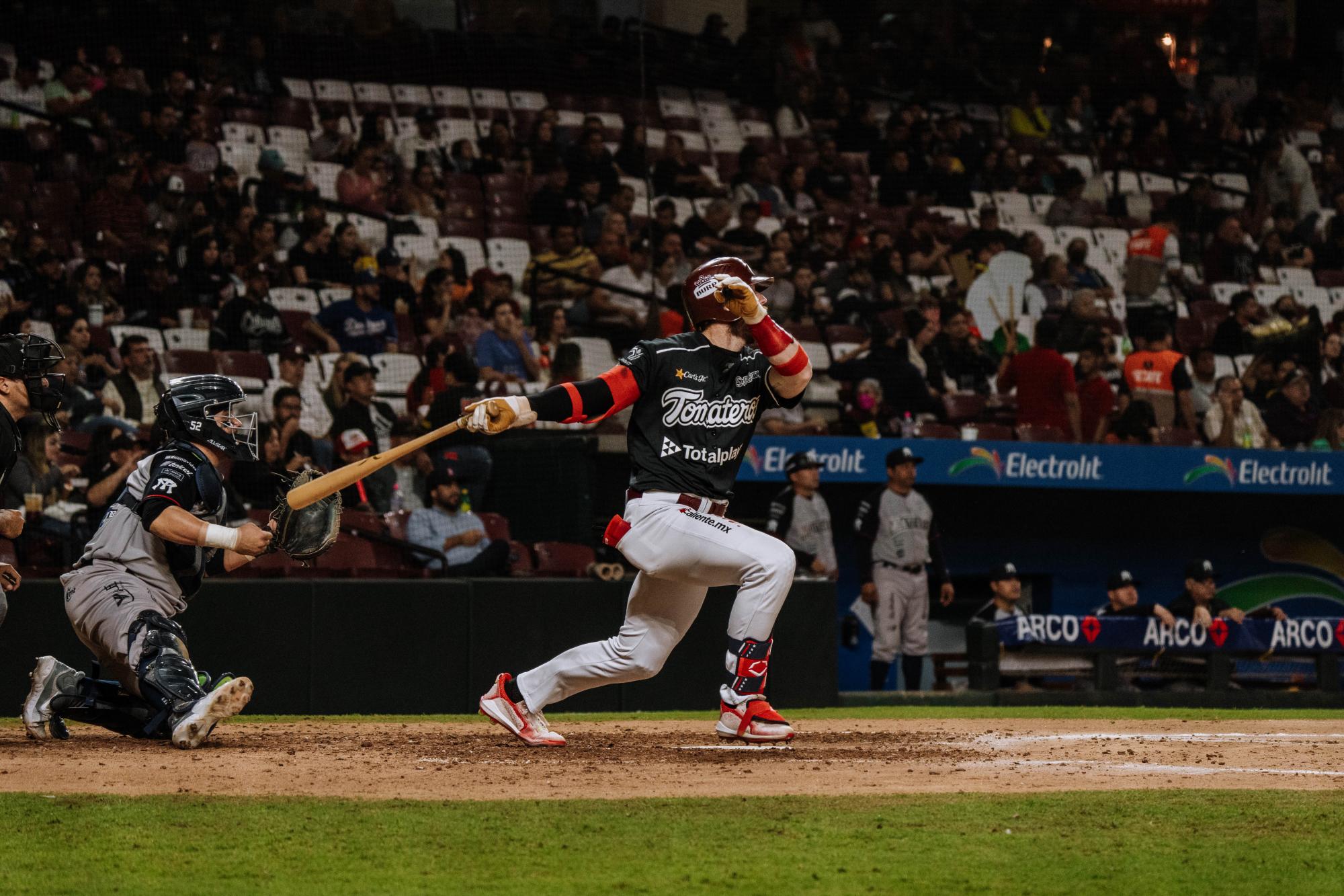 $!Cabbage y Heyer se llevan la noche y guían a Tomateros al triunfo ante Sultanes