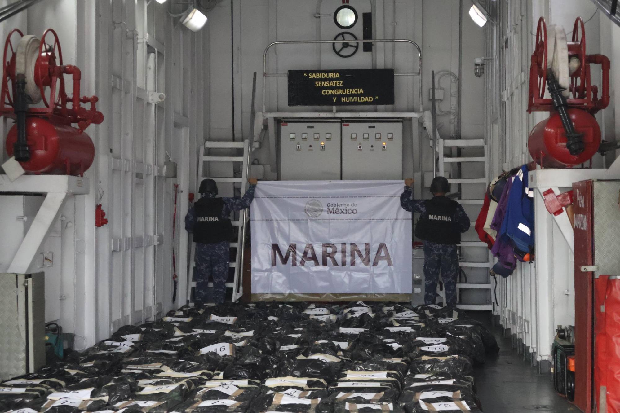 $!Armada de México y Guardia Costera de EU aseguran en altamar 188 bultos de cocaína