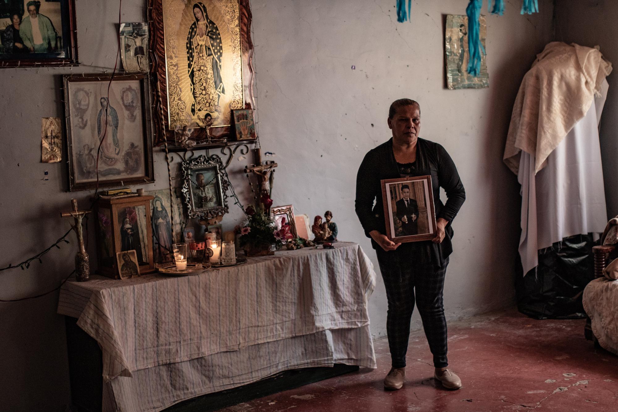 $!Luisa Zapata muestra fotos de su hijo Manuel Enrique Solís y su esposo Ángel Enrique Solís, ambos desaparecidos en enero de 2022. Su marido apareció sin vida a principios de febrero.