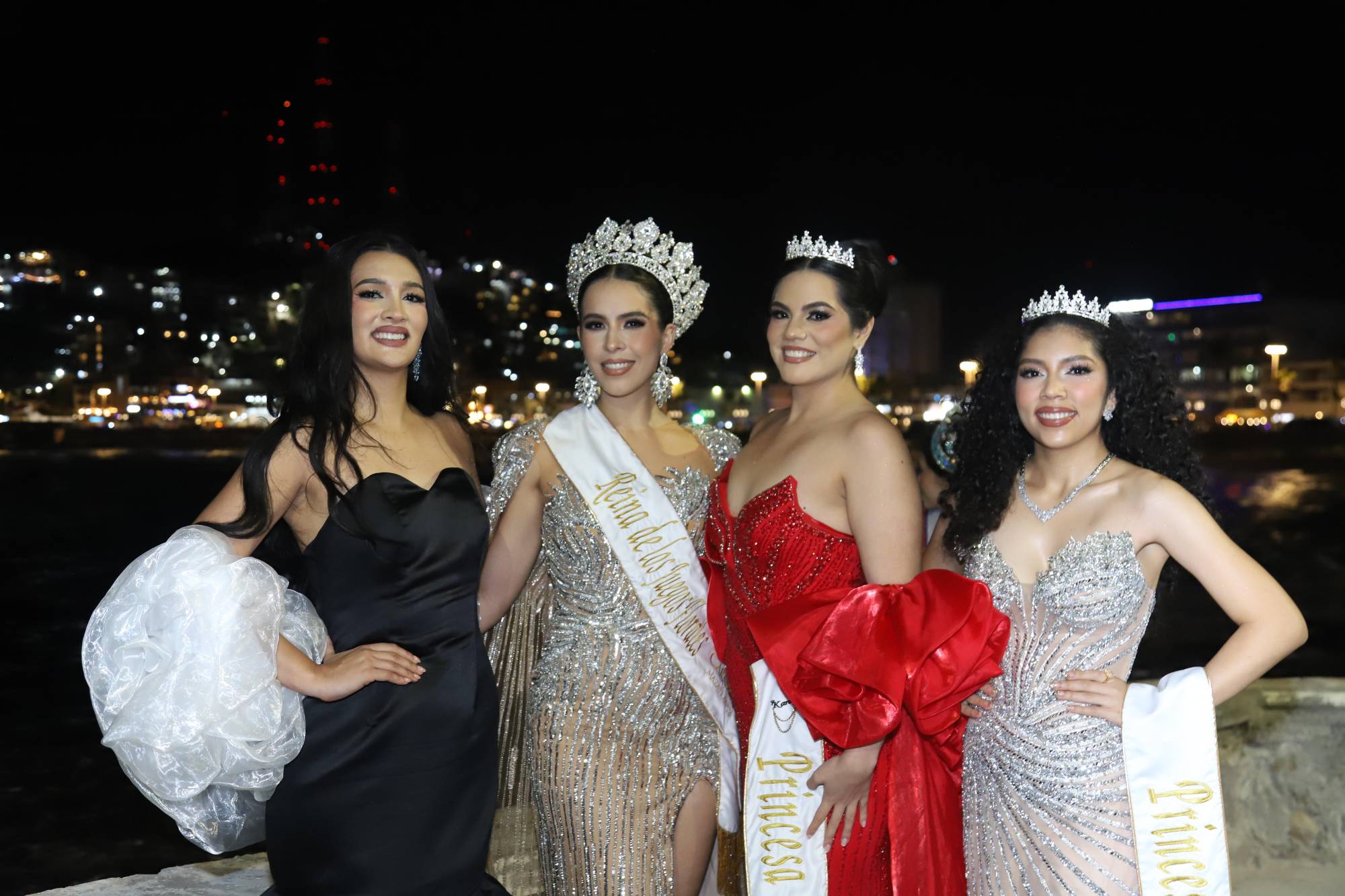 $!Mariana Guerrero, Reina de los Juegos Florales del Carnaval de Mazatlán 2026, entre las Princesas Reales, Monserrat Zamudio, Karely Tirado y Danya Moreno.