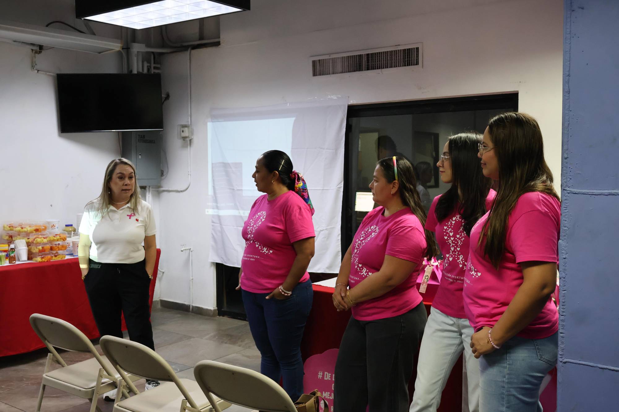 $!Elva Aguirre, subdirectora de administración de Grupo Noroeste dio la bienvenida a las exponentes.