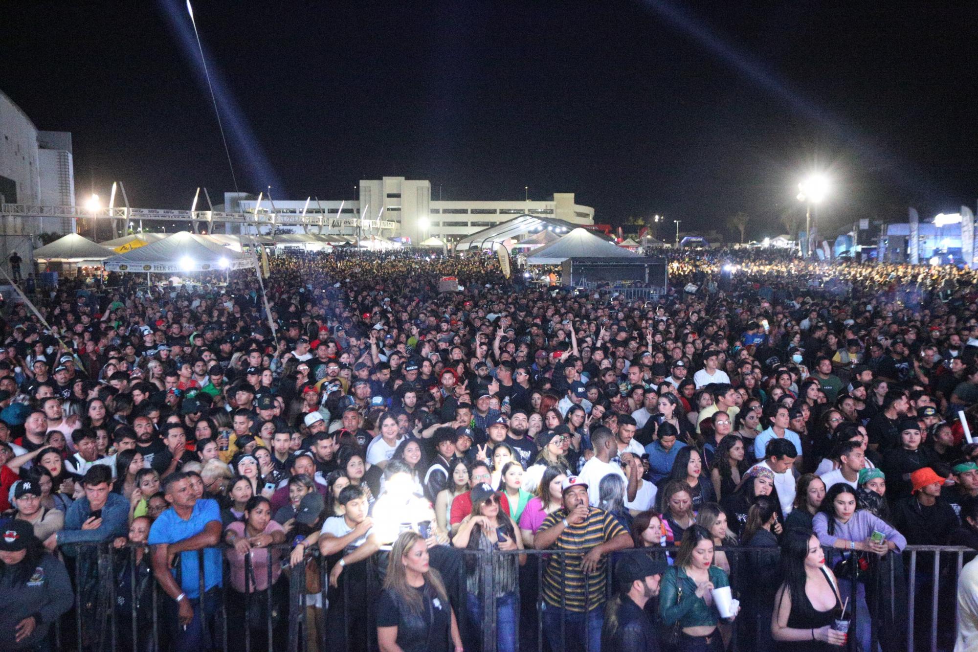 $!El público abarrota el primer concierto de la Semana Internacional de la Moto.