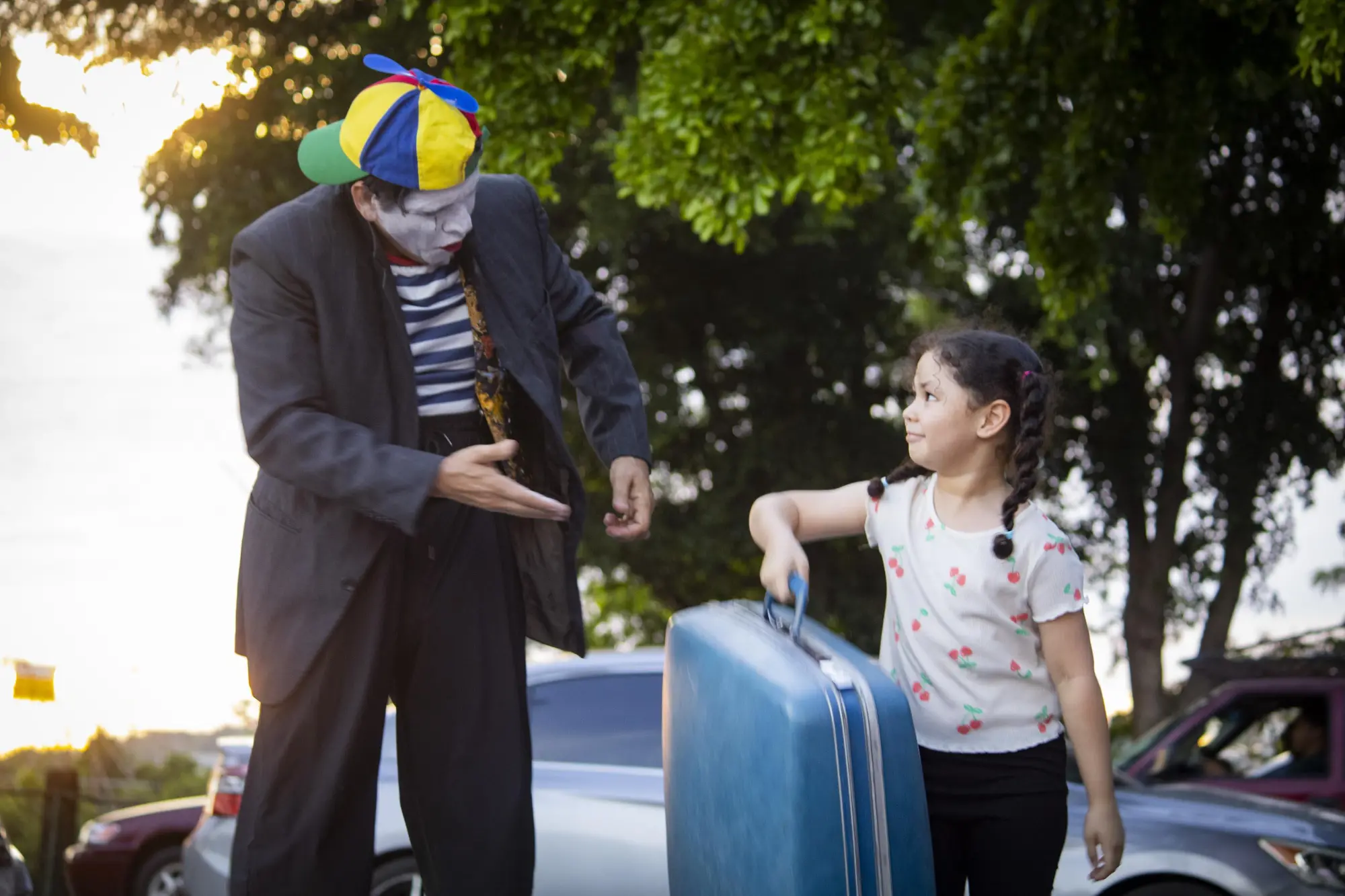$!El vagabundo sorprende a niños y niñas con la magia de su maleta.