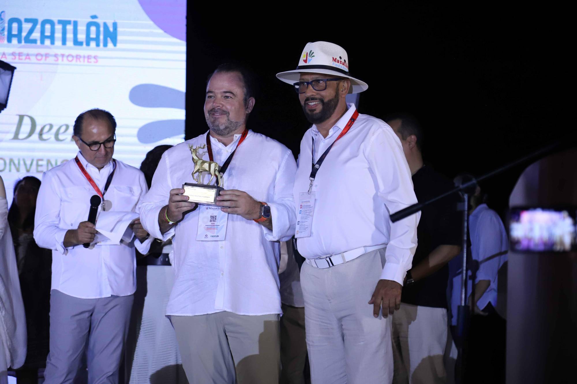 $!Francisco Cachafeiro de Corald Meening Planner, recibió su estatuilla de manos de Julio Birrueta.