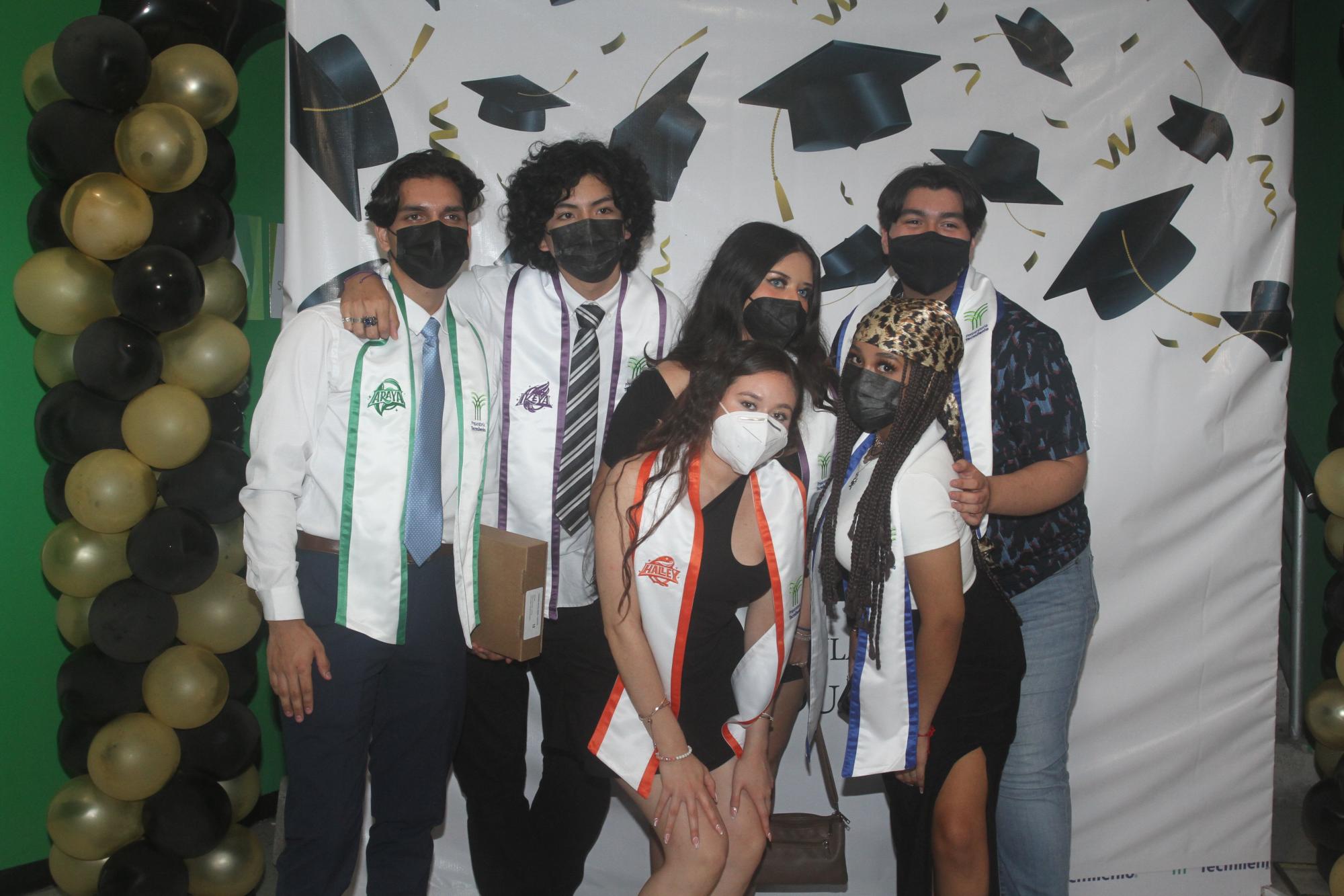 $!Ángel Ledezma, Sebastián López, Kamila Osuna y Oswaldo Silva. Al frente, Paula Chávez y Sharik Casildo.