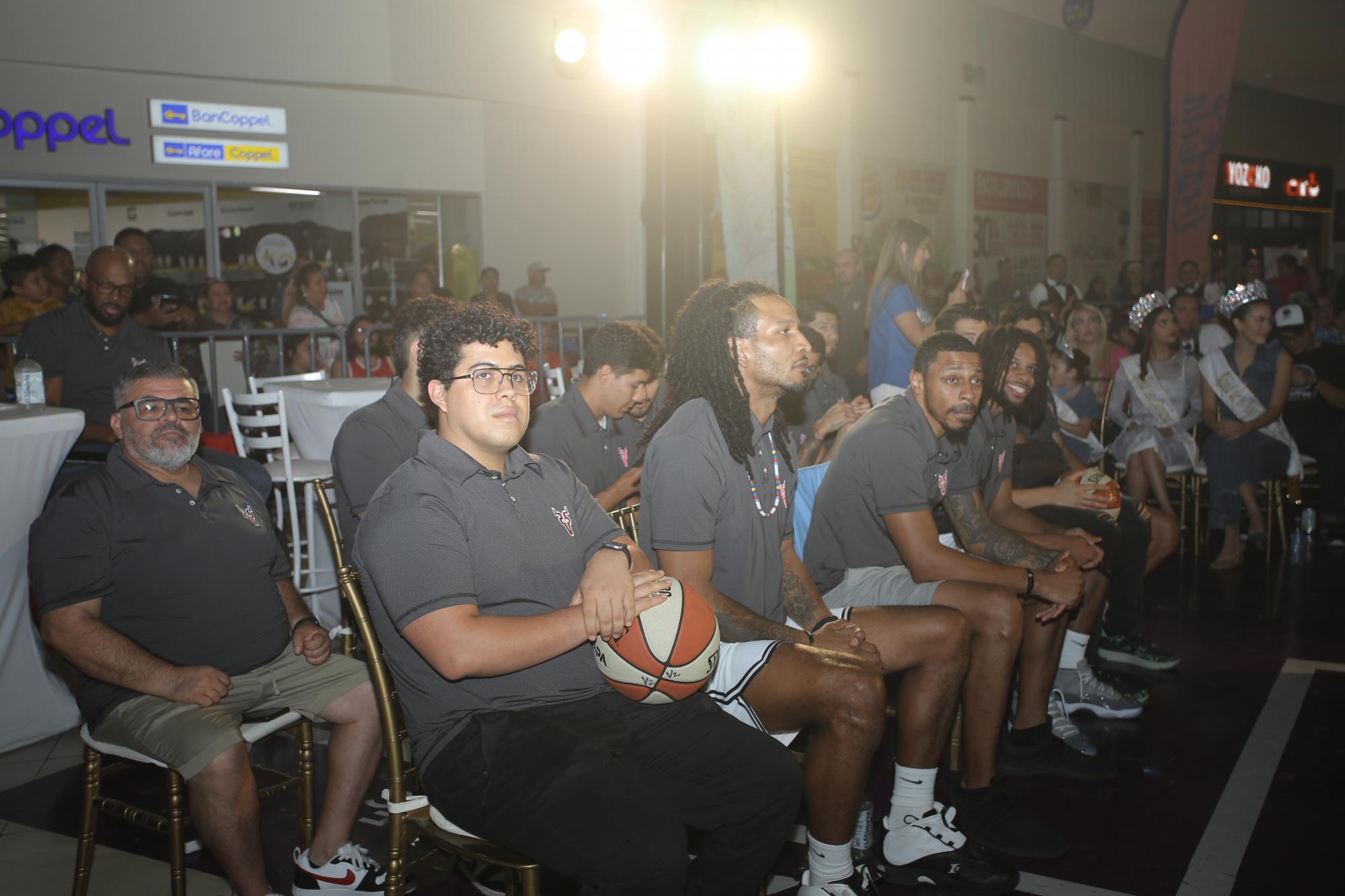 $!Jugadores de Venados Basketball miran la pasarela de la nueva ropa deportiva del club.