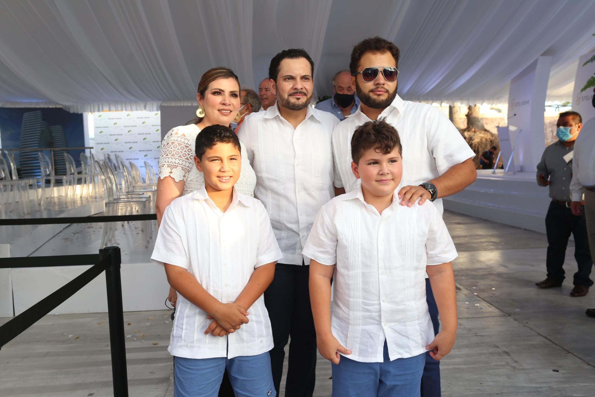 $!Juan José Arellano Hernández y Rebeca Tirado García con sus hijos, Juan José, Ricardo y Brandon.