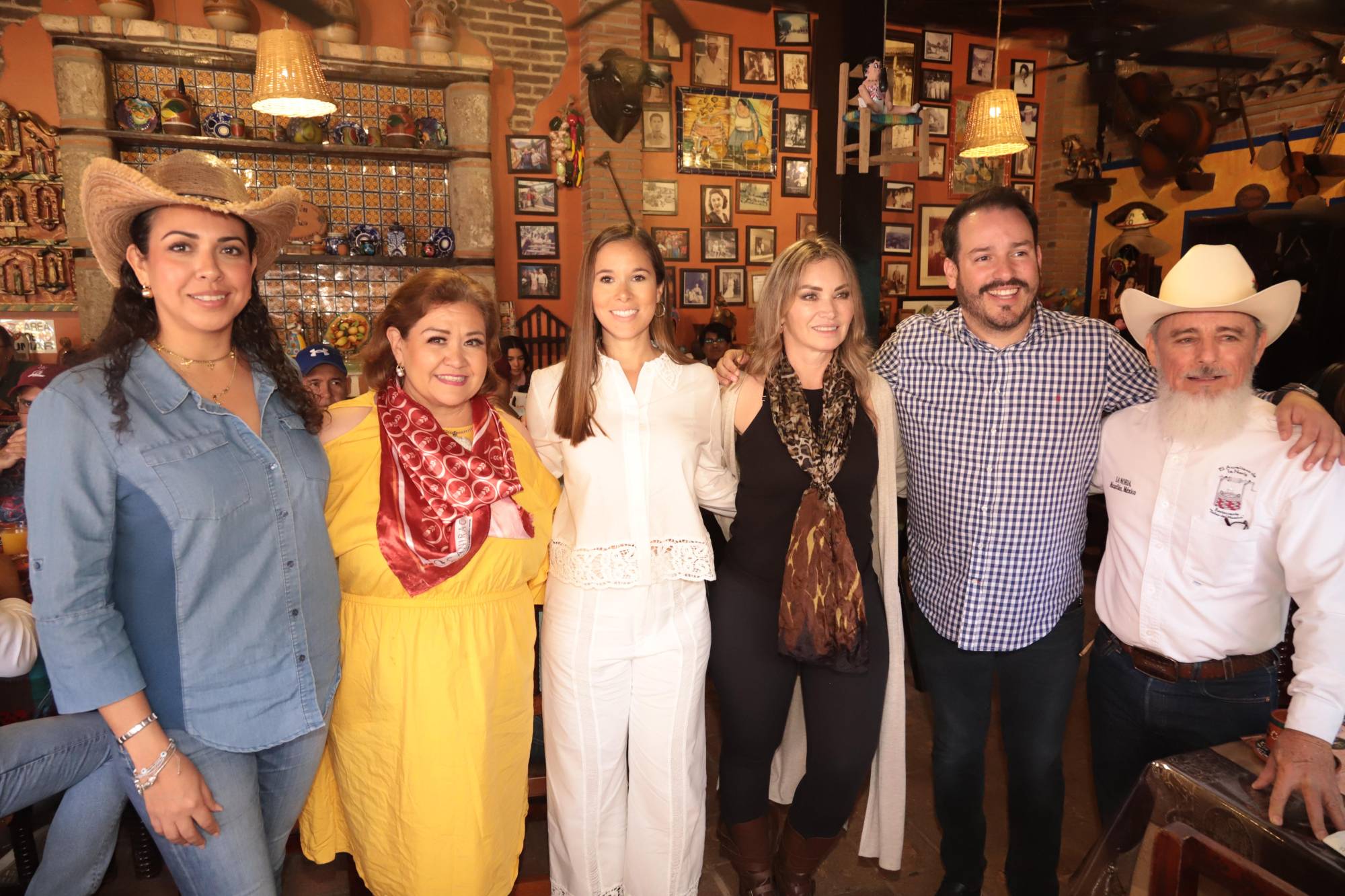 $!Michelle Aguilar, Laura Guzmán, Mireya Sosa, Celia Jáuregui, Ricardo Velarde y Aureliano Reátiga.