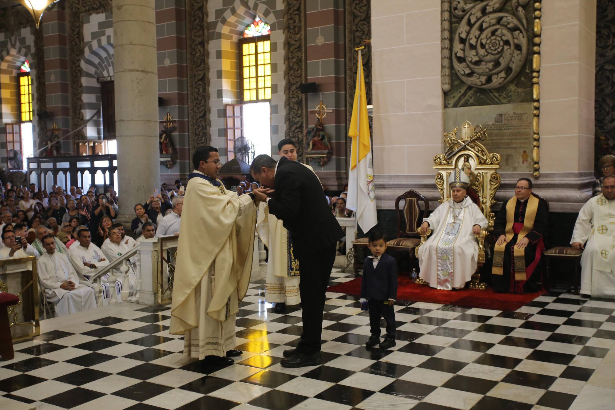 $!Miguel Ángel recibe besos en sus manos recién consagradas de parte de su padre, Miguel Ángel Canizales Brito.