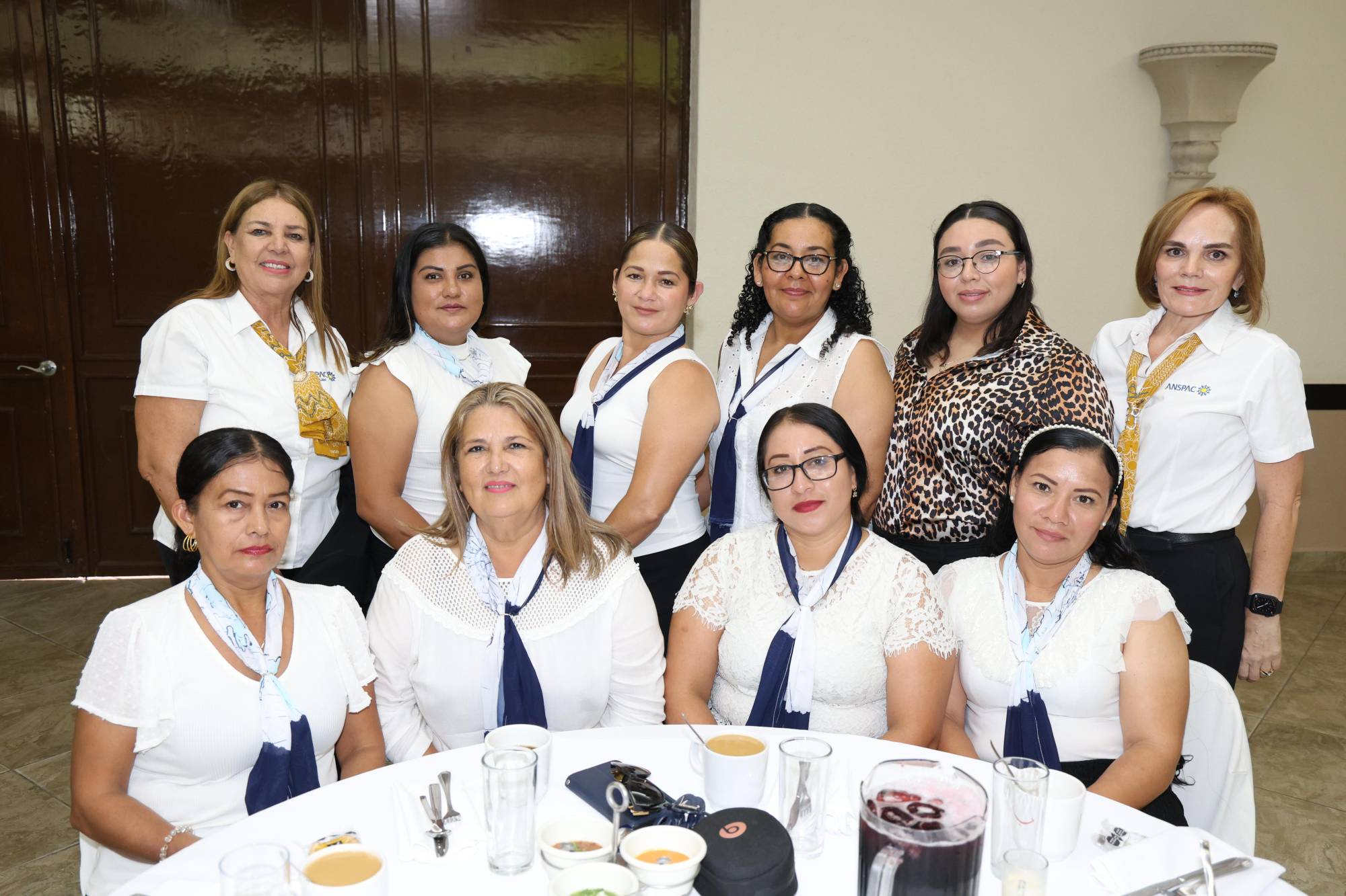 $!Las chicas de la Unidad Maz Industrial junto a sus animadoras Mechita Cubillas de Henderson y Melly Osuna, y su coordinadora Karely Ibarra.
