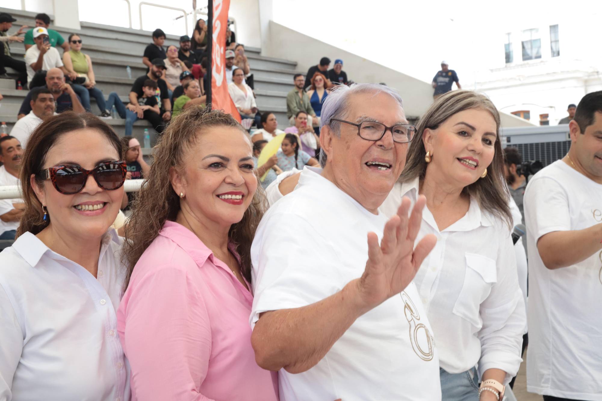 $!Gabriela, María del Rosario y Norma Ramírez, con su papá Isidro “Chilolo” Ramírez.