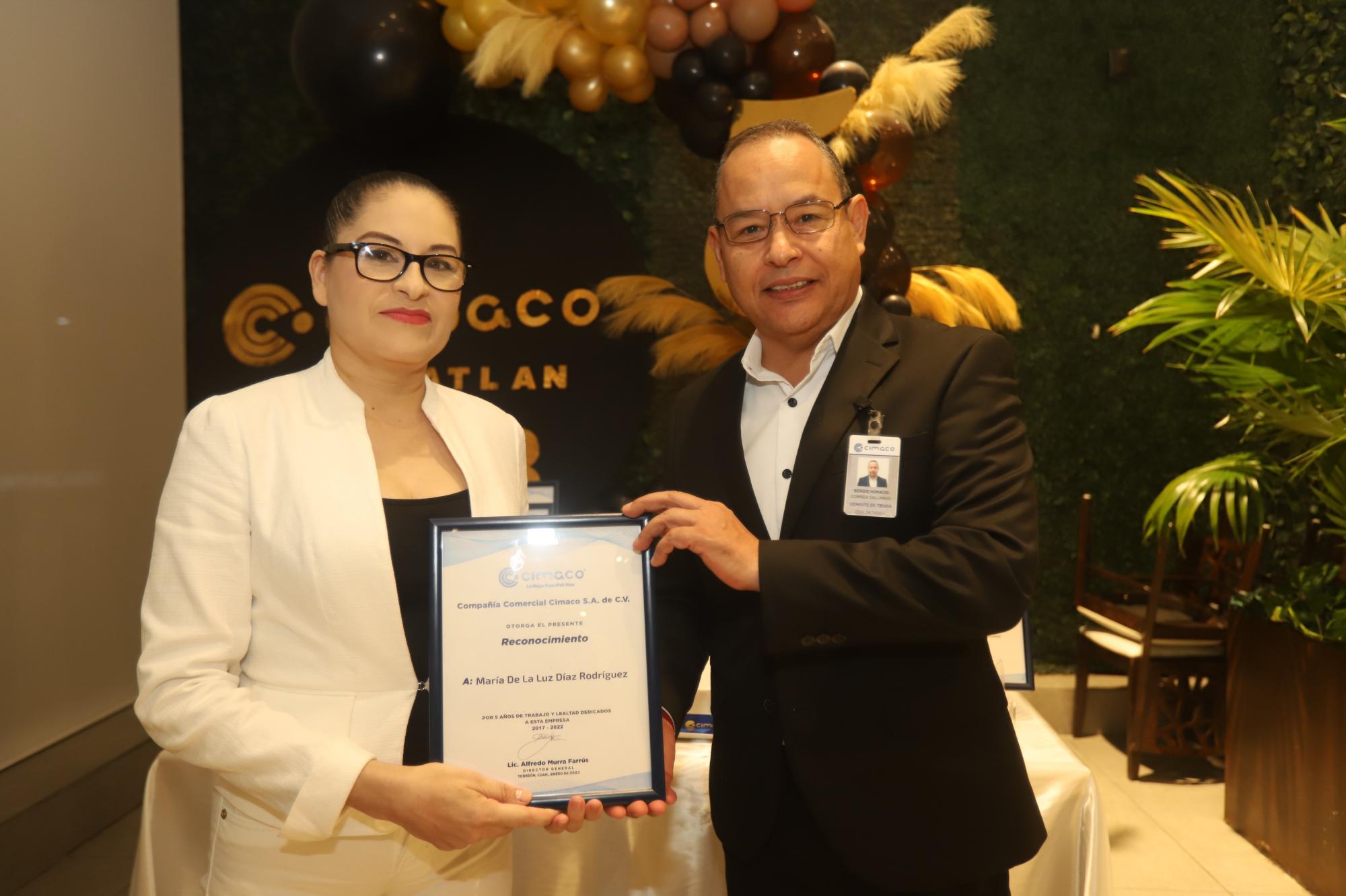 $!María de la Luz Díaz recibe la distinción de manos de Sergio Correa.