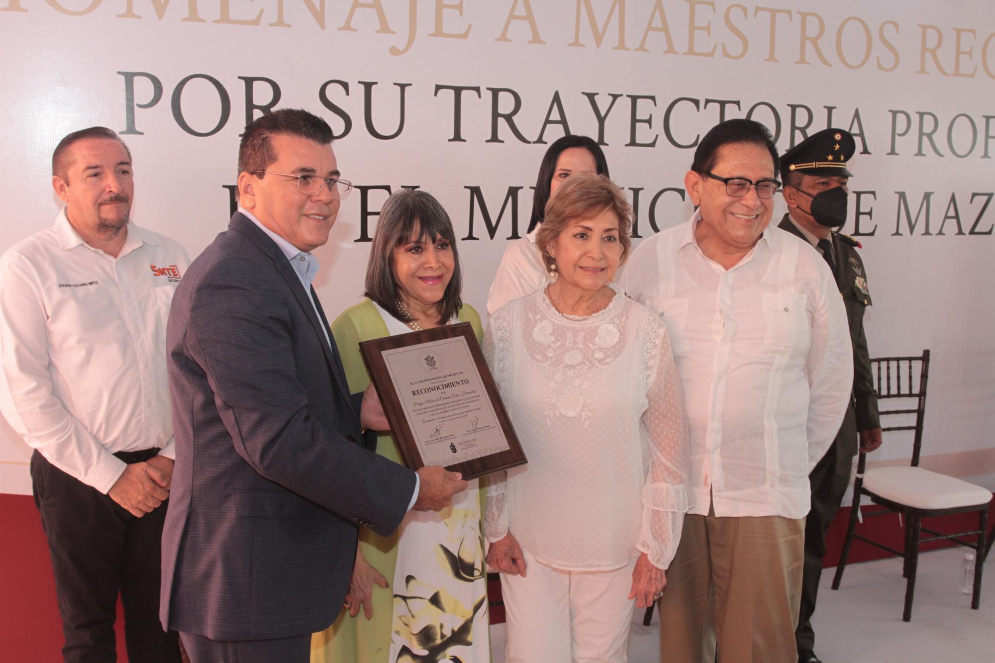 $!Édgar González hace entrega del reconocimiento a los hijos de María del Carmen Torres Hernández.