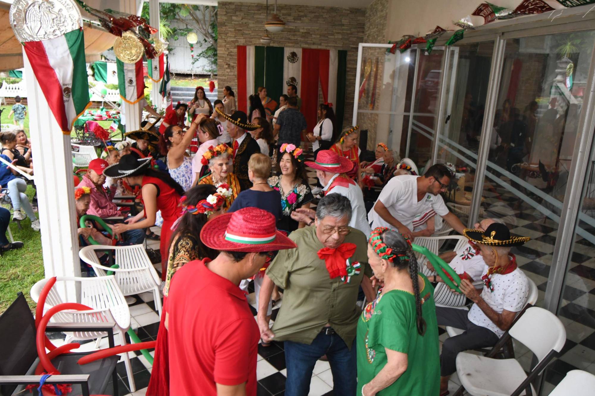 $!Los colores verde, blanco y rojo prevalecieron en la fiesta mexicana.