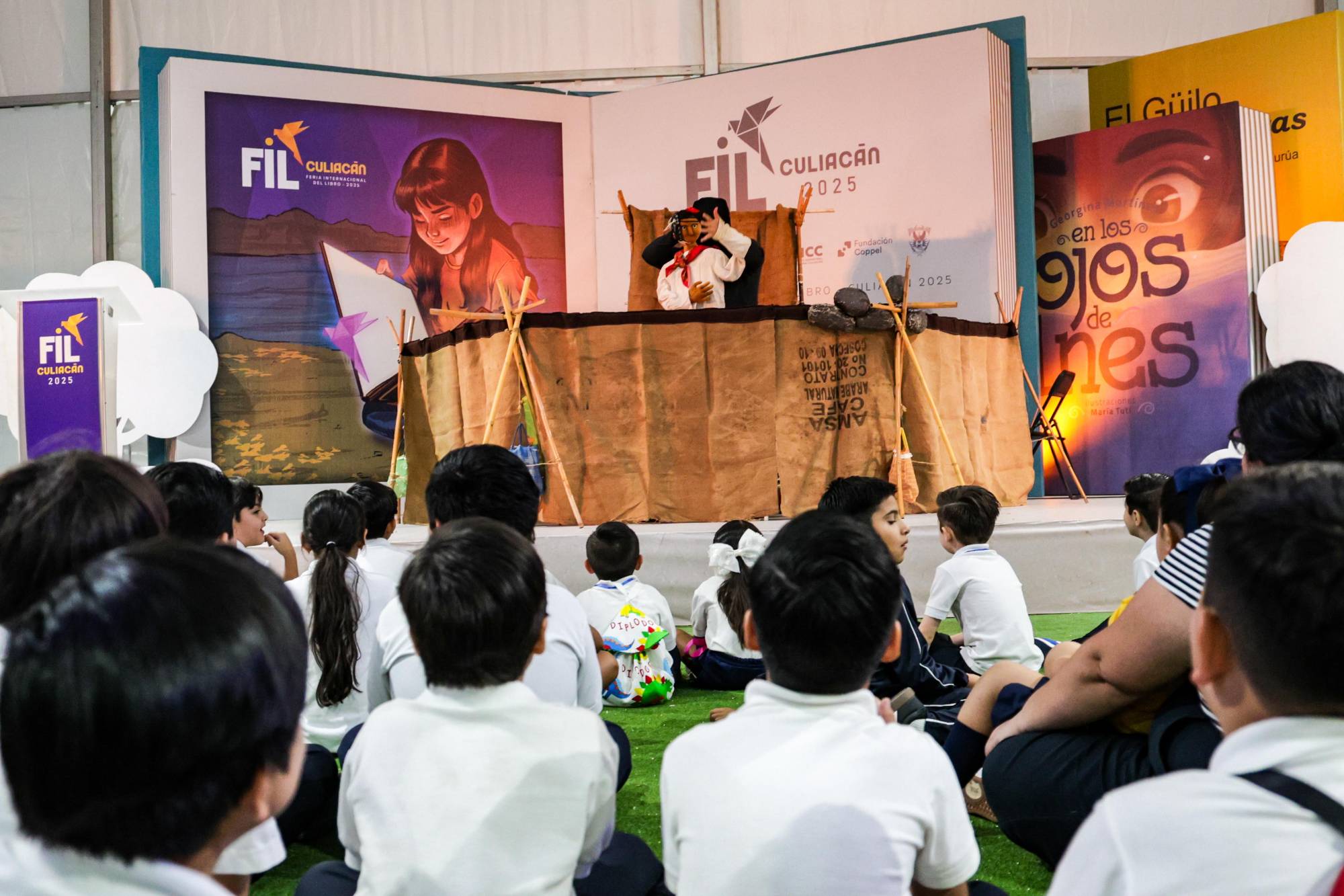 $!Cientos de pequeños conocieron la historia de ‘Coyolim’, un niño yoreme que busca rescatar a la mariposa de cuatro espejos, que está en peligro de extinción, con la obra de Delta Teatro.