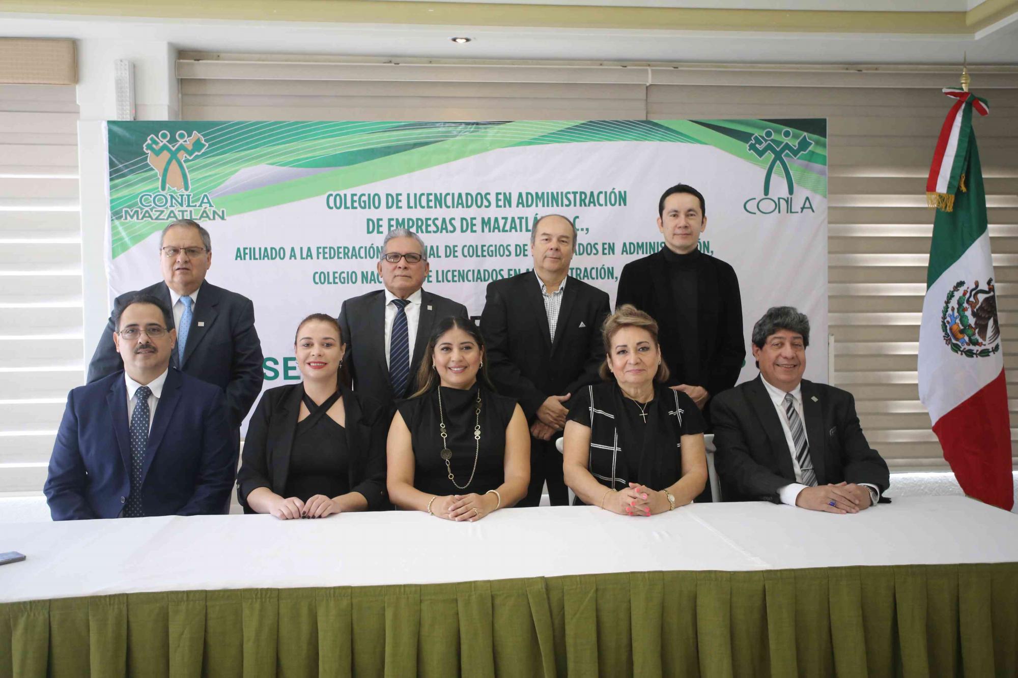 $!Integrantes del Colegio de Licenciados en Administración de Empresas en Mazatlán A.C se toman la fotografía del recuerdo.