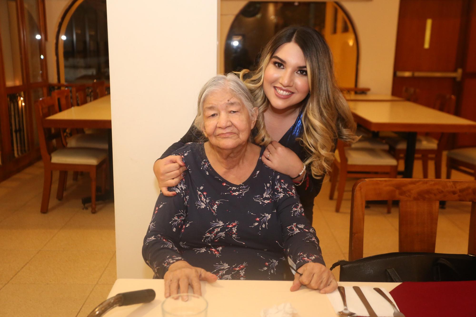 $!La festejada con su tía abuela, Carmela Bernal.