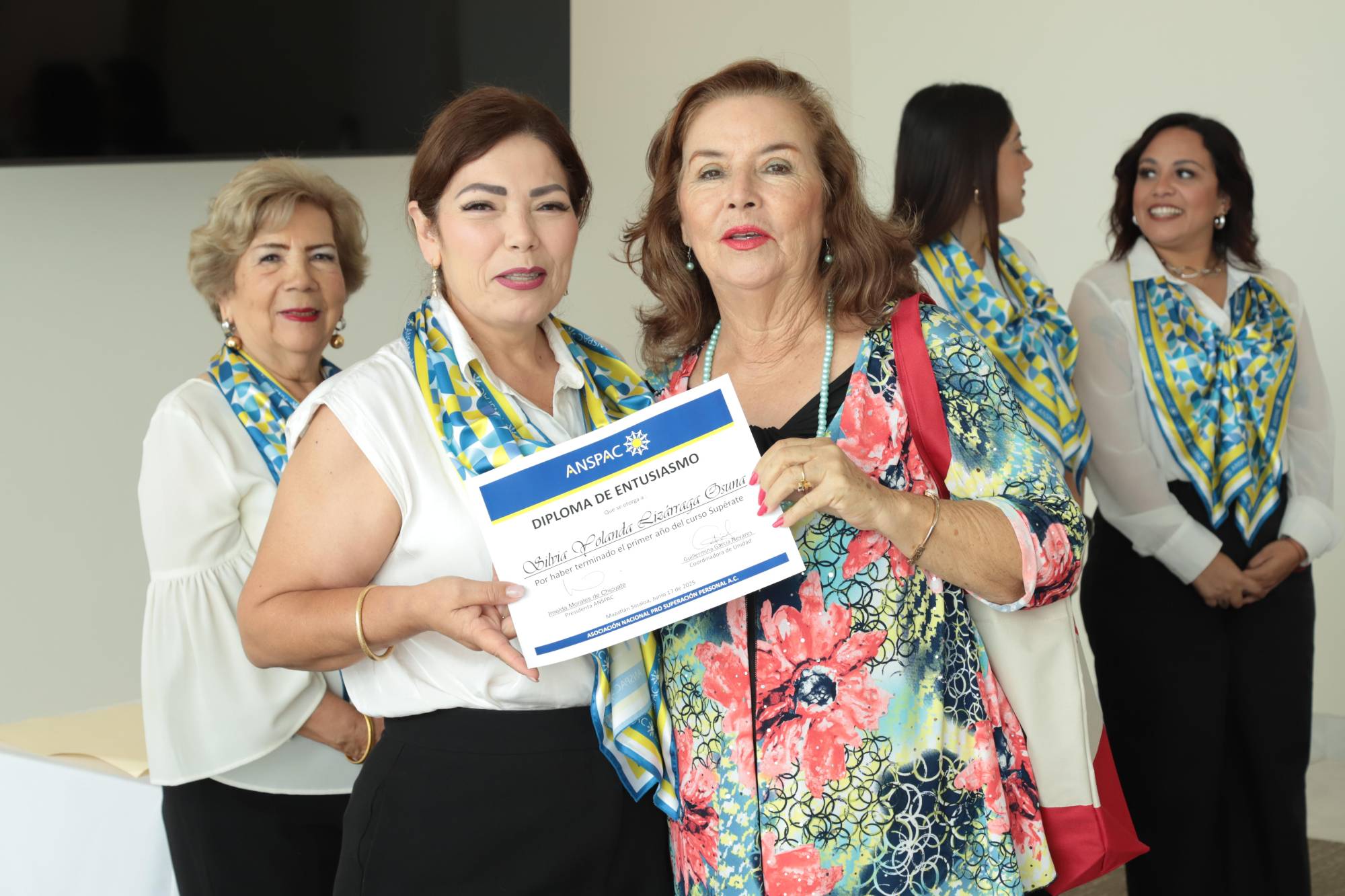 $!Elizabeth Peraza entrega su reconocimiento a Silvia Yolanda Lizárraga.