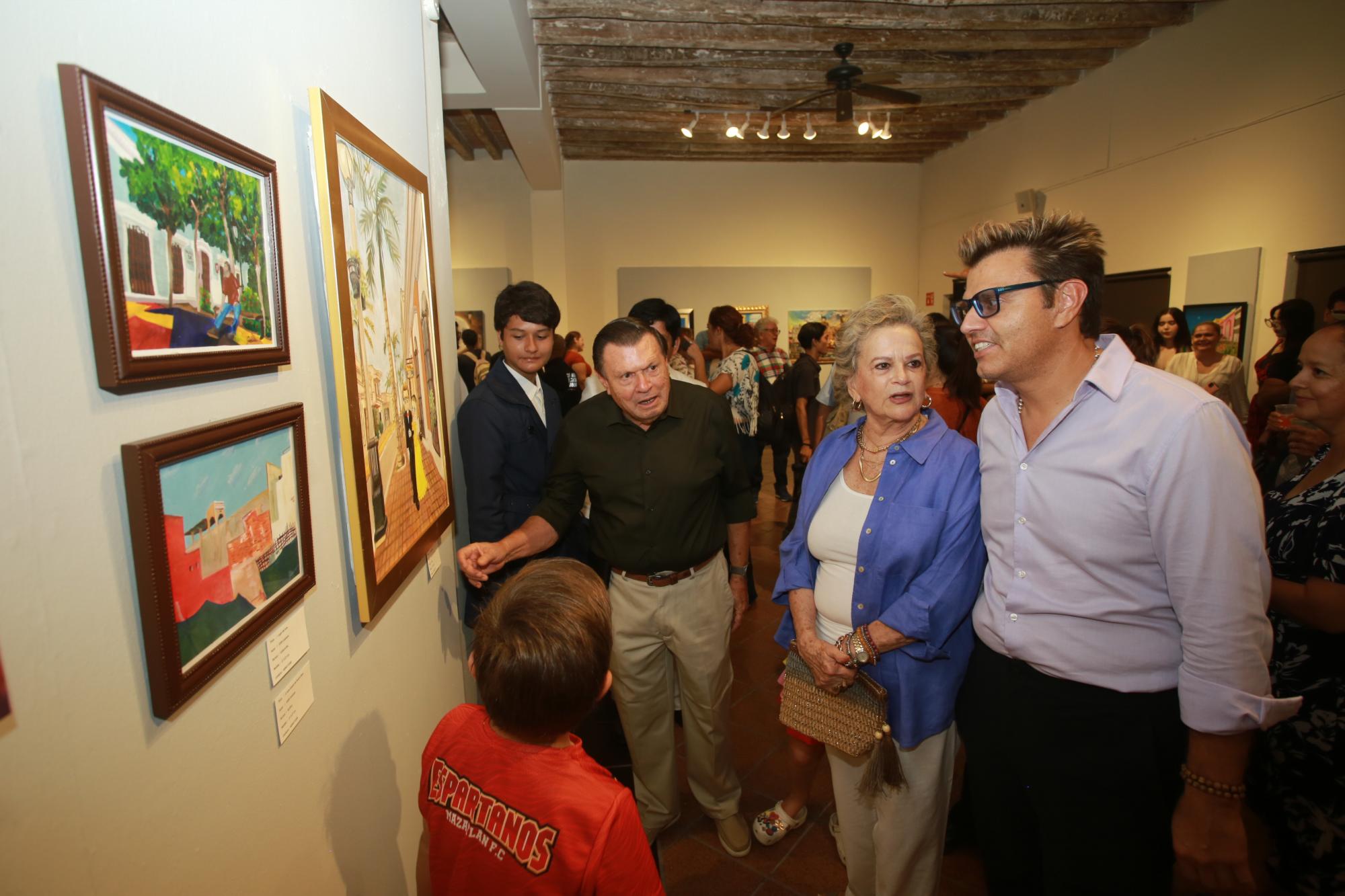 $!La familia Guzmán admira algunas de las obras.